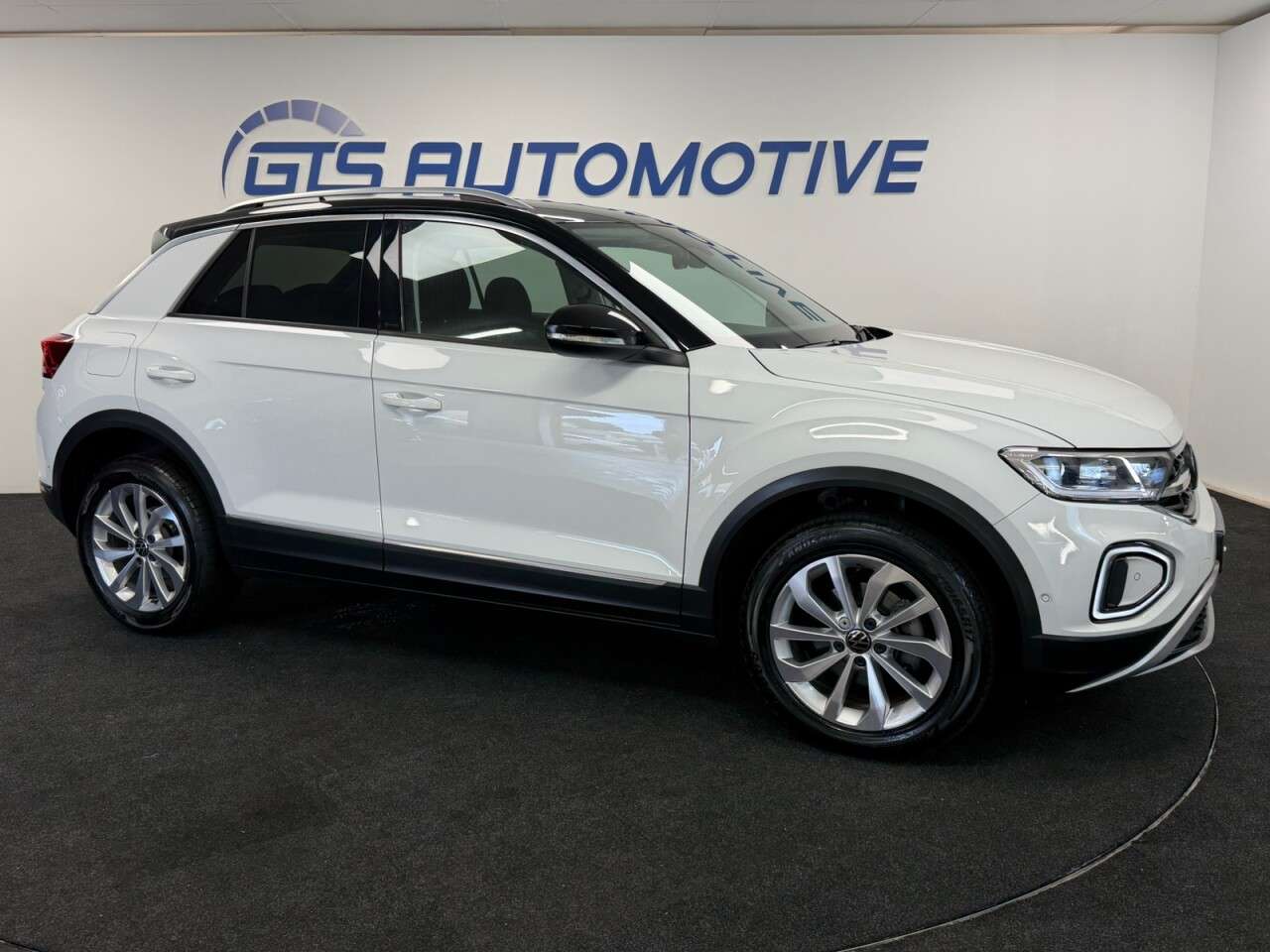 A 2022 VOLKSWAGEN T-ROC 1.5 TSI STYLE 150 BHP + SAT NAV + PARKING SENSORS SIX MONTH WARRANTY OCT 20 A 2022 VOLKSWAGEN T-ROC 1.5 TSI STYLE 150 BHP + SAT NAV + PARKING SENSORS SIX MONTH WARRANTY OCT 20