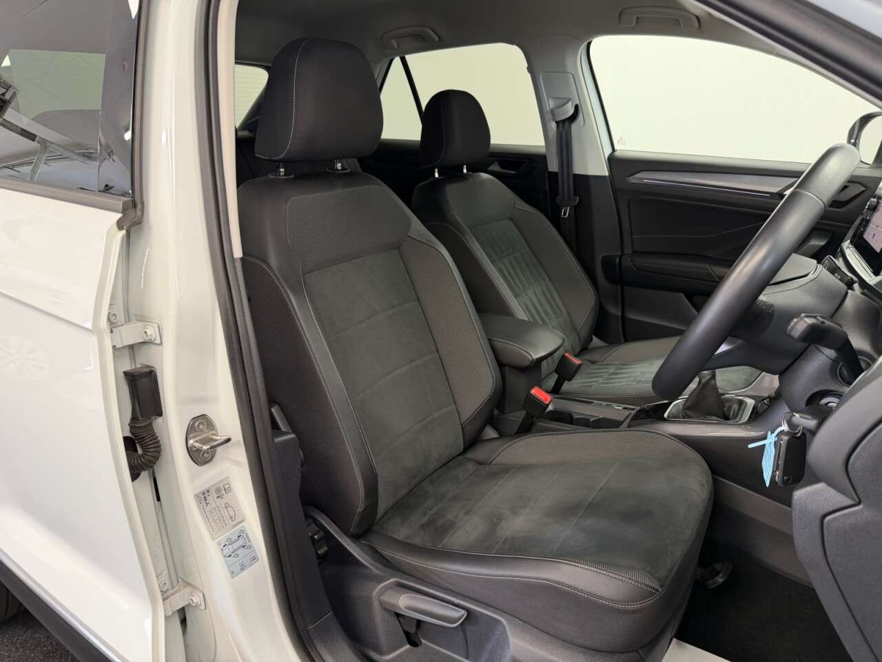 A 2022 VOLKSWAGEN T-ROC 1.5 TSI STYLE 150 BHP + SAT NAV + PARKING SENSORS SIX MONTH WARRANTY OCT 20 A 2022 VOLKSWAGEN T-ROC 1.5 TSI STYLE 150 BHP + SAT NAV + PARKING SENSORS SIX MONTH WARRANTY OCT 20