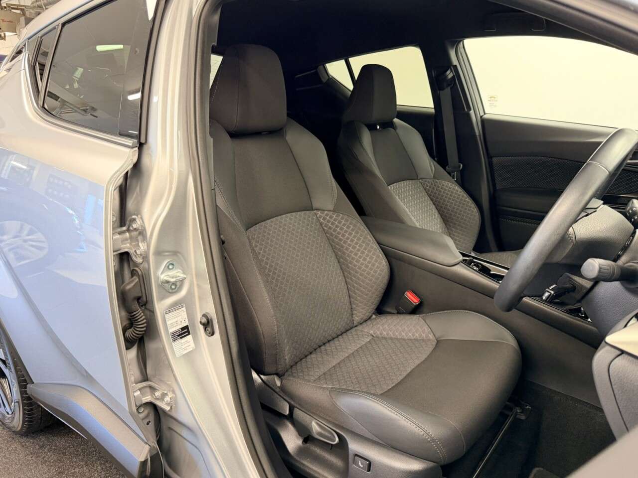 A 2022 TOYOTA C-HR 1.8 VVT-h GPF DESIGN HYBRID CVT AUTO 122 BHP + SAT NAV + CAMERA + HEATED SE A 2022 TOYOTA C-HR 1.8 VVT-h GPF DESIGN HYBRID CVT AUTO 122 BHP + SAT NAV + CAMERA + HEATED SE