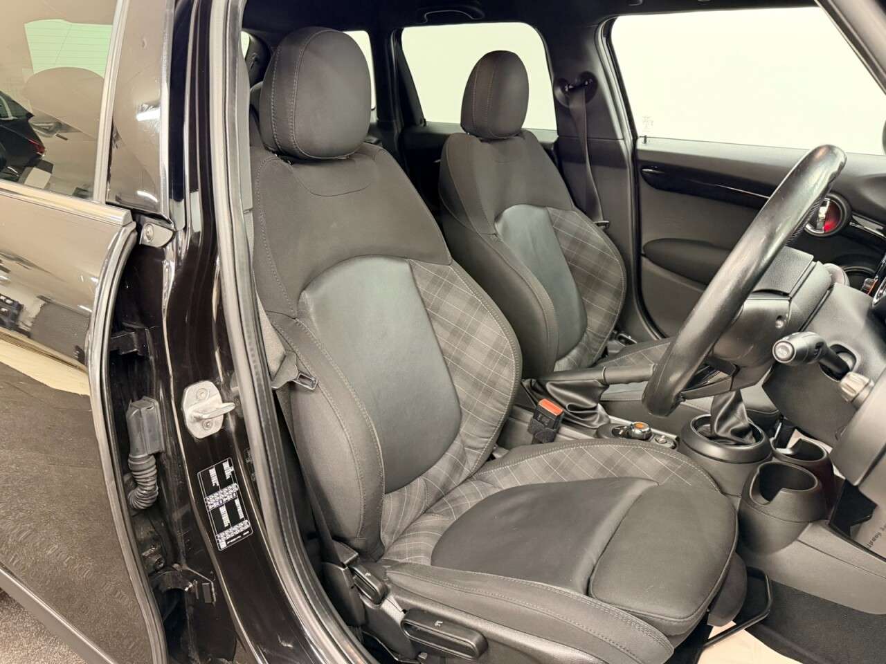 A 2018 MINI HATCH 1.5 COOPER D FIVE DOOR 115 BHP + CHILLI PACK + HEATED SEATS SIX MONTH WARRA A 2018 MINI HATCH 1.5 COOPER D FIVE DOOR 115 BHP + CHILLI PACK + HEATED SEATS SIX MONTH WARRA