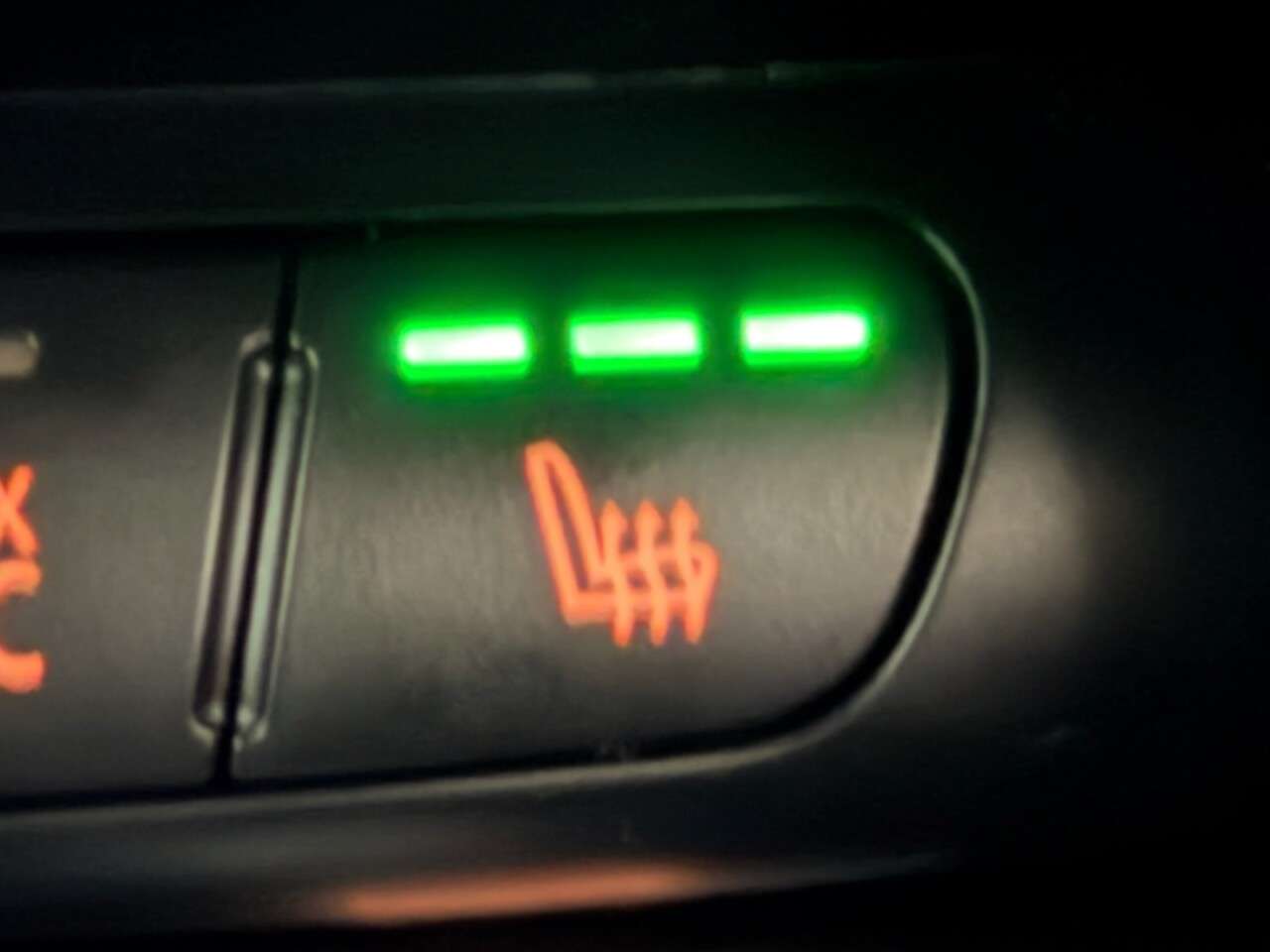 A 2018 MINI HATCH 1.5 COOPER D FIVE DOOR 115 BHP + CHILLI PACK + HEATED SEATS SIX MONTH WARRA A 2018 MINI HATCH 1.5 COOPER D FIVE DOOR 115 BHP + CHILLI PACK + HEATED SEATS SIX MONTH WARRA