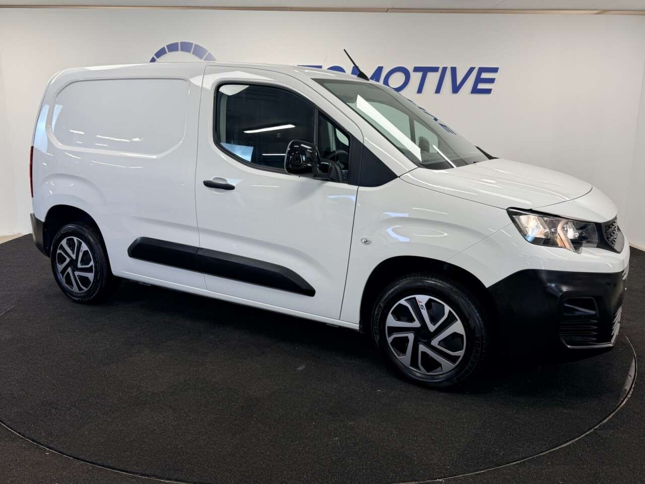 A 2022 PEUGEOT PARTNER 1.5 BLUEHDi 1000 PROFESSIONAL PREMIUM FIVE DOOR SWB 100 BHP + APPLE CAR PLA A 2022 PEUGEOT PARTNER 1.5 BLUEHDi 1000 PROFESSIONAL PREMIUM FIVE DOOR SWB 100 BHP + APPLE CAR PLA