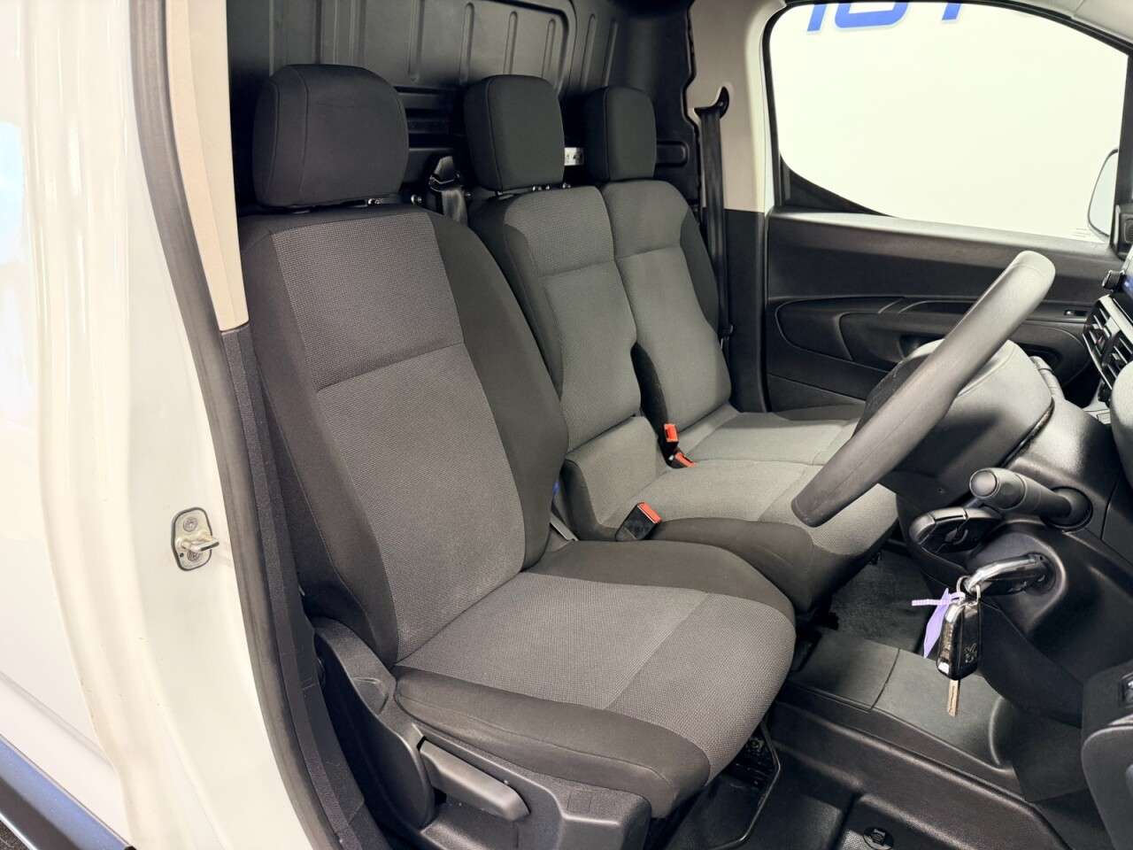 A 2022 PEUGEOT PARTNER 1.5 BLUEHDi 1000 PROFESSIONAL PREMIUM FIVE DOOR SWB 100 BHP + APPLE CAR PLA A 2022 PEUGEOT PARTNER 1.5 BLUEHDi 1000 PROFESSIONAL PREMIUM FIVE DOOR SWB 100 BHP + APPLE CAR PLA