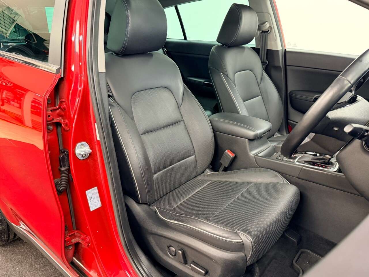 A 2019 KIA SPORTAGE 1.6 T-GDi 4 DCT AWD 4WD AUTO 175 BHP + SAT NAV + GLASS SUNROOF + HEATED LEA A 2019 KIA SPORTAGE 1.6 T-GDi 4 DCT AWD 4WD AUTO 175 BHP + SAT NAV + GLASS SUNROOF + HEATED LEA