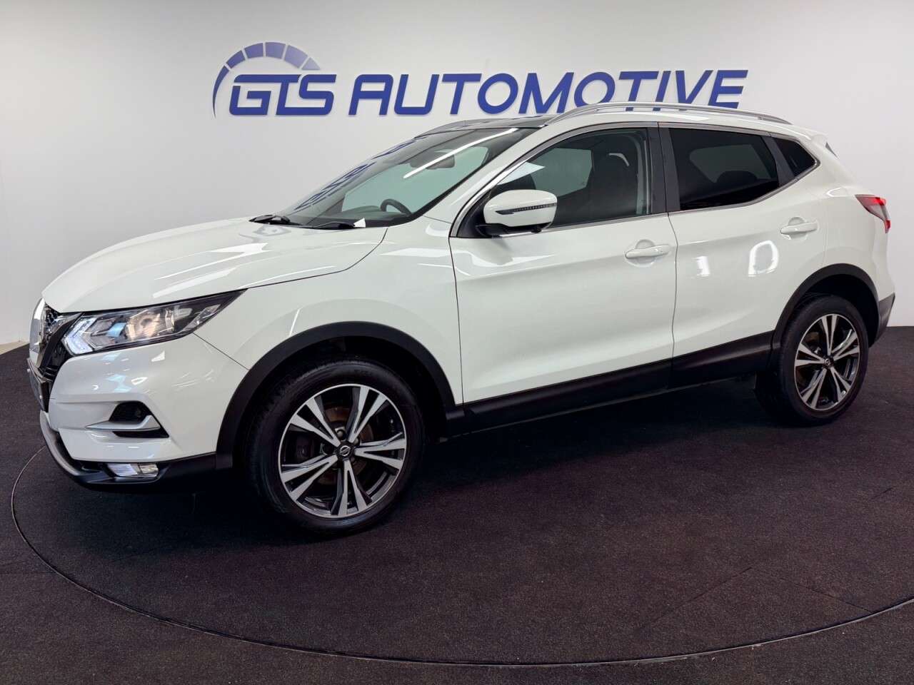 A 2018 NISSAN QASHQAI 1.2 DIG-T N-CONNECTA 115 BHP + SAT NAV + GLASS SUNROF + 360 CAMERAS SIX MON A 2018 NISSAN QASHQAI 1.2 DIG-T N-CONNECTA 115 BHP + SAT NAV + GLASS SUNROF + 360 CAMERAS SIX MON
