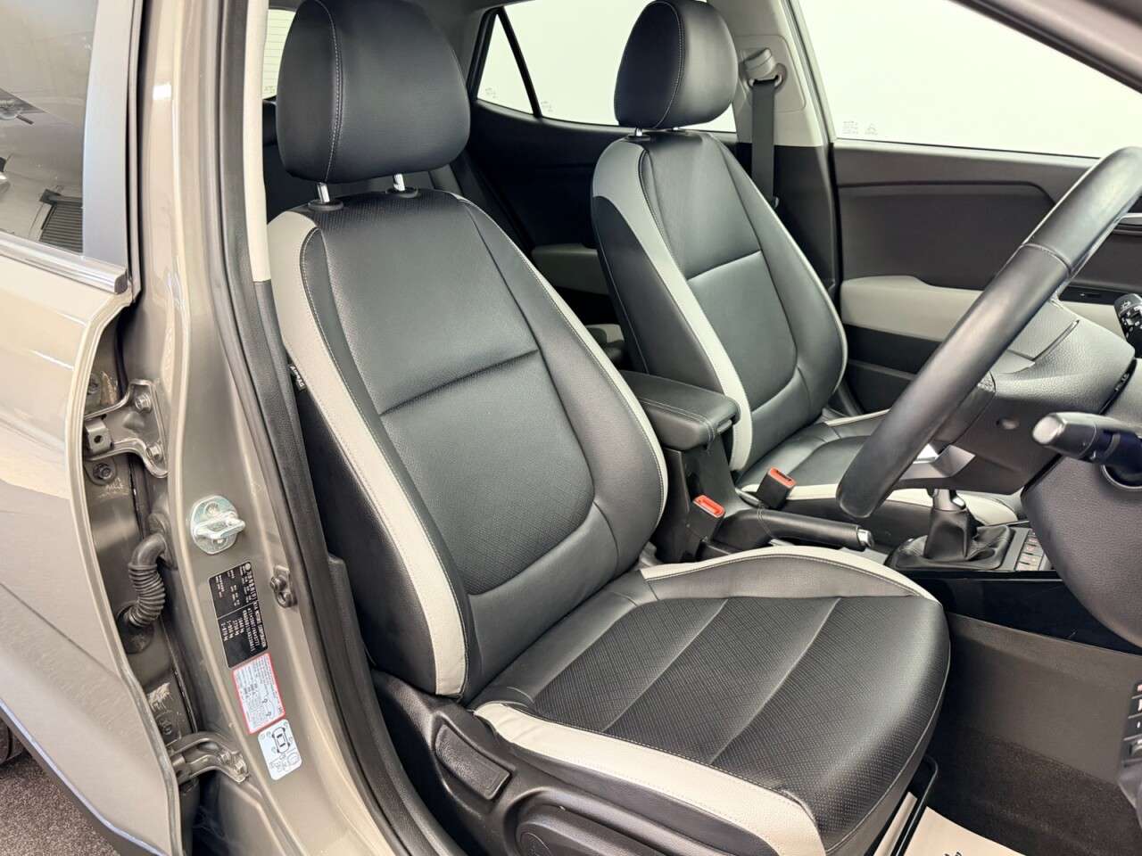 A 2019 KIA STONIC 1.0 T-GDi 4 120 BHP + SAT NAV + CAMERA + HEATED LEATHER SIX MONTH WARRANTY A 2019 KIA STONIC 1.0 T-GDi 4 120 BHP + SAT NAV + CAMERA + HEATED LEATHER SIX MONTH WARRANTY