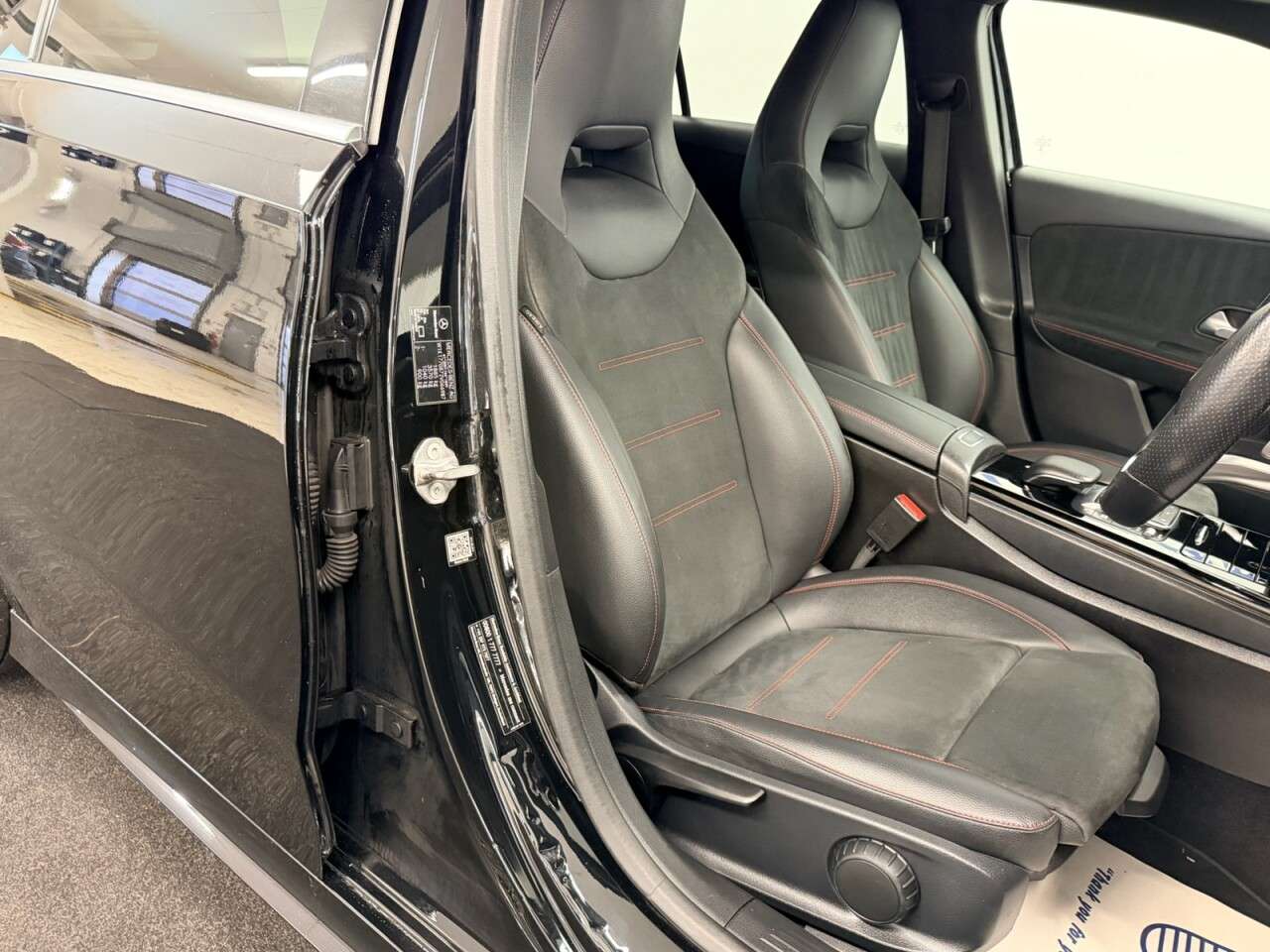 A 2020 MERCEDES-BENZ A CLASS A200 AMG LINE 7G-DCT AUTO 165 BHP + SAT NAV + CAMERA + HEATED SEATS SIX MON A 2020 MERCEDES-BENZ A CLASS A200 AMG LINE 7G-DCT AUTO 165 BHP + SAT NAV + CAMERA + HEATED SEATS SIX MON