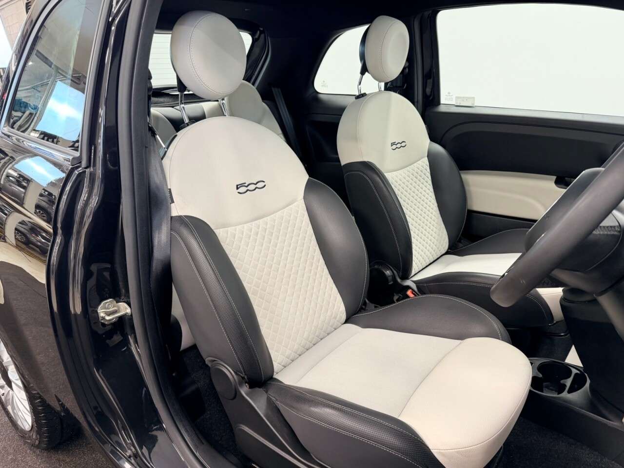 A 2022 FIAT 500 1.0 MHEV DOLCEVITA 70 BHP + GLASS SUNROOF + PARKING SENSORS SIX MONTH WARRA A 2022 FIAT 500 1.0 MHEV DOLCEVITA 70 BHP + GLASS SUNROOF + PARKING SENSORS SIX MONTH WARRA