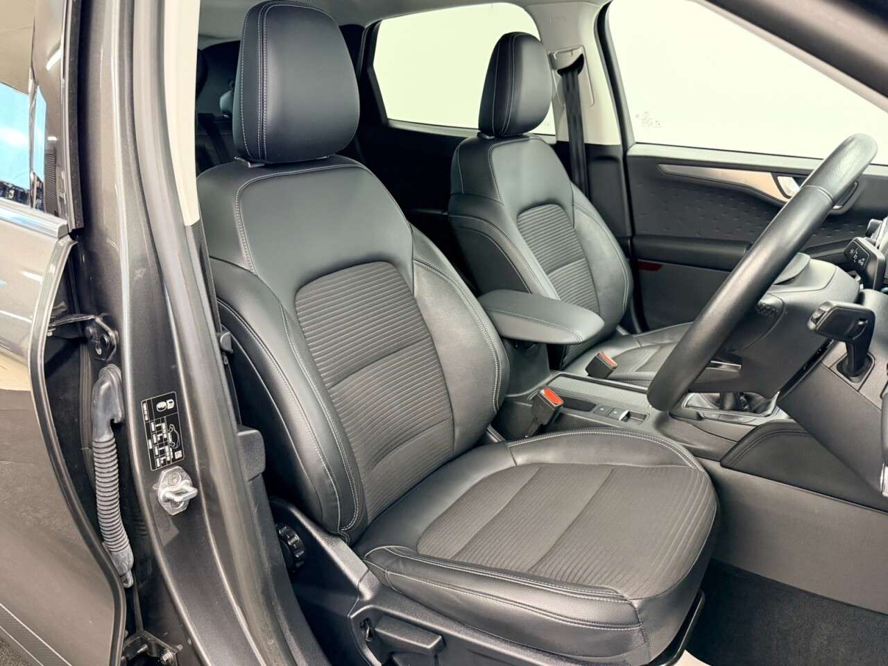 A 2020 FORD KUGA 1.5D ECOBLUE TITANIUM 120 BHP + SAT NAV + CAMERA + BANG OLUFSEN SIX MONTH W A 2020 FORD KUGA 1.5D ECOBLUE TITANIUM 120 BHP + SAT NAV + CAMERA + BANG OLUFSEN SIX MONTH W