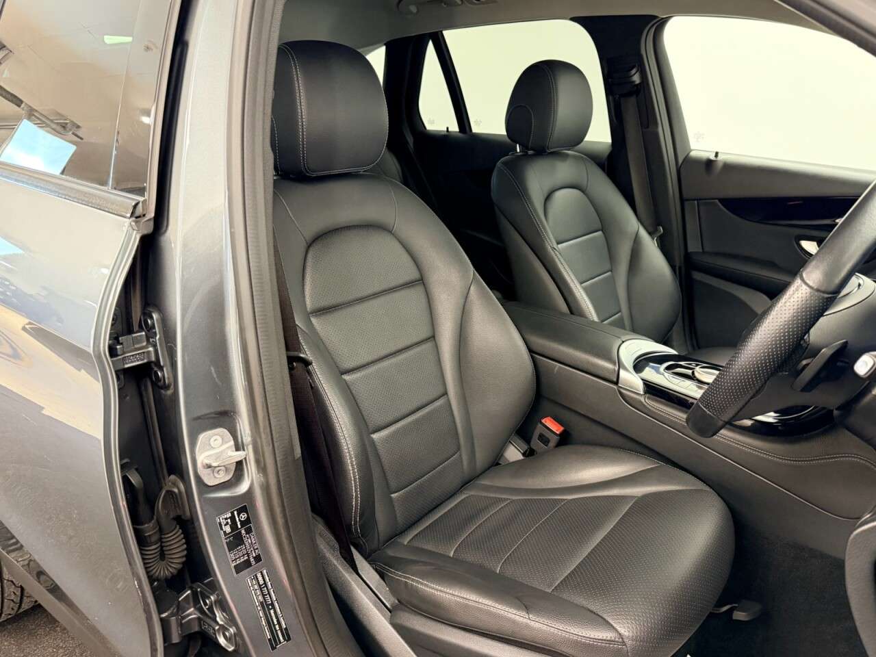 A 2019 MERCEDES-BENZ GLC 220d URBAN EDITION G-TRONIC+ AUTO 4MATIC 170 BHP + SAT NAV + CAMERA + HEATE A 2019 MERCEDES-BENZ GLC 220d URBAN EDITION G-TRONIC+ AUTO 4MATIC 170 BHP + SAT NAV + CAMERA + HEATE