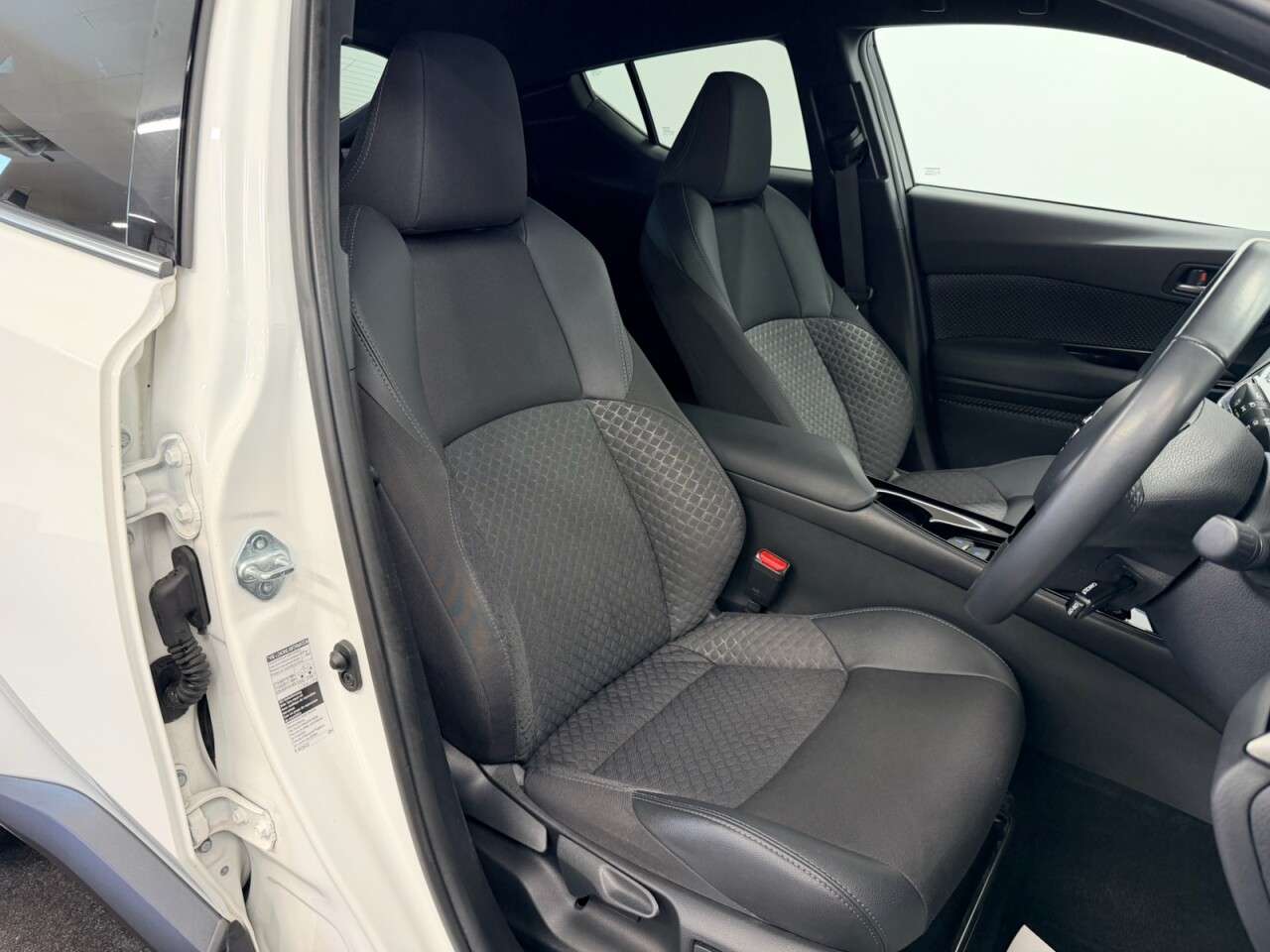 A 2022 TOYOTA C-HR 2.0 VVT-h GPF DESIGN HYBRID CVT AUTO 185 BHP + SAT NAV + REAR CAMERA SIX MO A 2022 TOYOTA C-HR 2.0 VVT-h GPF DESIGN HYBRID CVT AUTO 185 BHP + SAT NAV + REAR CAMERA SIX MO