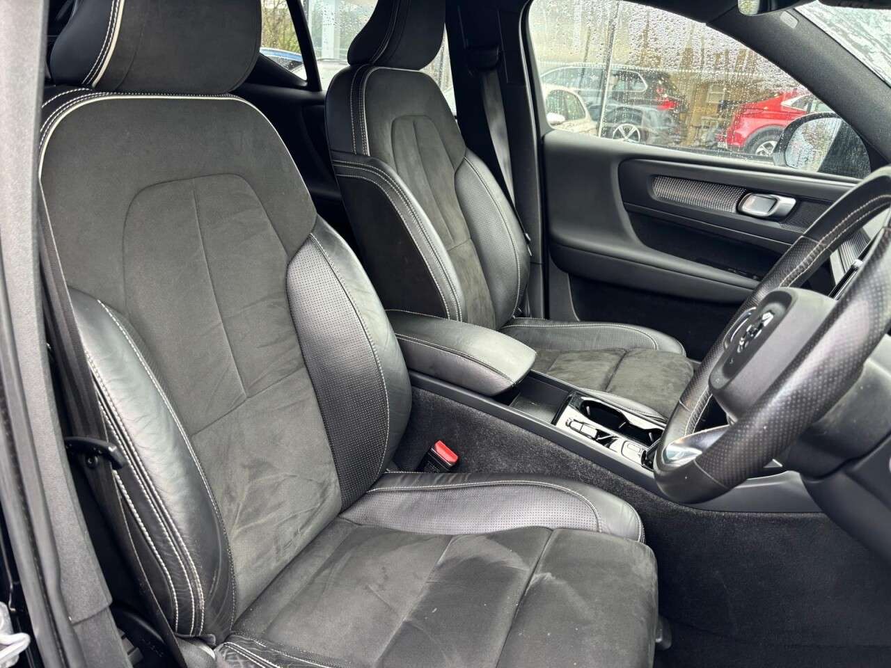 A 2020 VOLVO XC40 1.5h T4 RECHARGE 10.7kWh R-DESIGN PLUG-IN HYBRID AUTO 211 BHP A 2020 VOLVO XC40 1.5h T4 RECHARGE 10.7kWh R-DESIGN PLUG-IN HYBRID AUTO 211 BHP