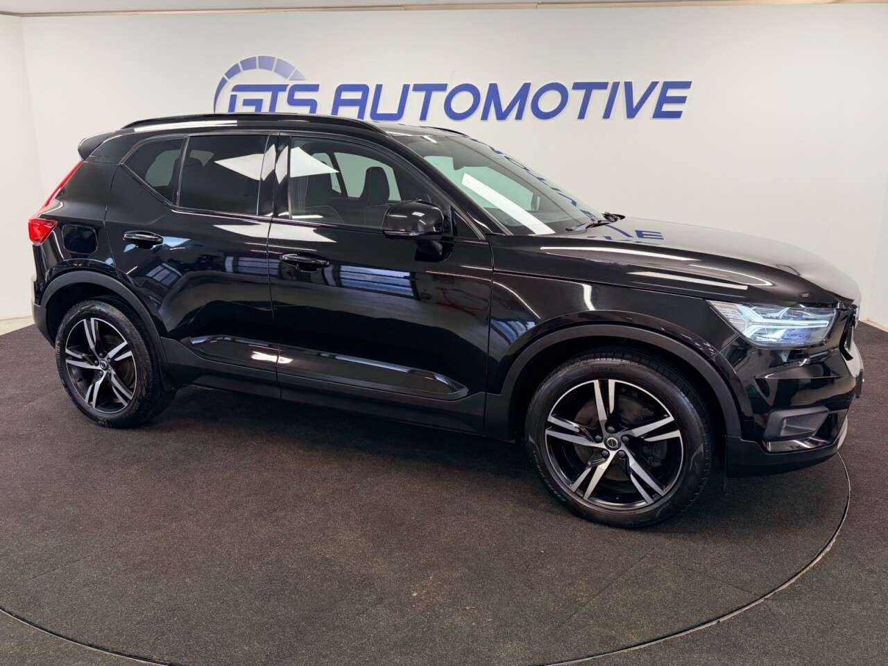 A 2020 VOLVO XC40 1.5h T4 RECHARGE 10.7kWh R-DESIGN PLUG-IN HYBRID AUTO 211 BHP + SAT NAV + H A 2020 VOLVO XC40 1.5h T4 RECHARGE 10.7kWh R-DESIGN PLUG-IN HYBRID AUTO 211 BHP + SAT NAV + H