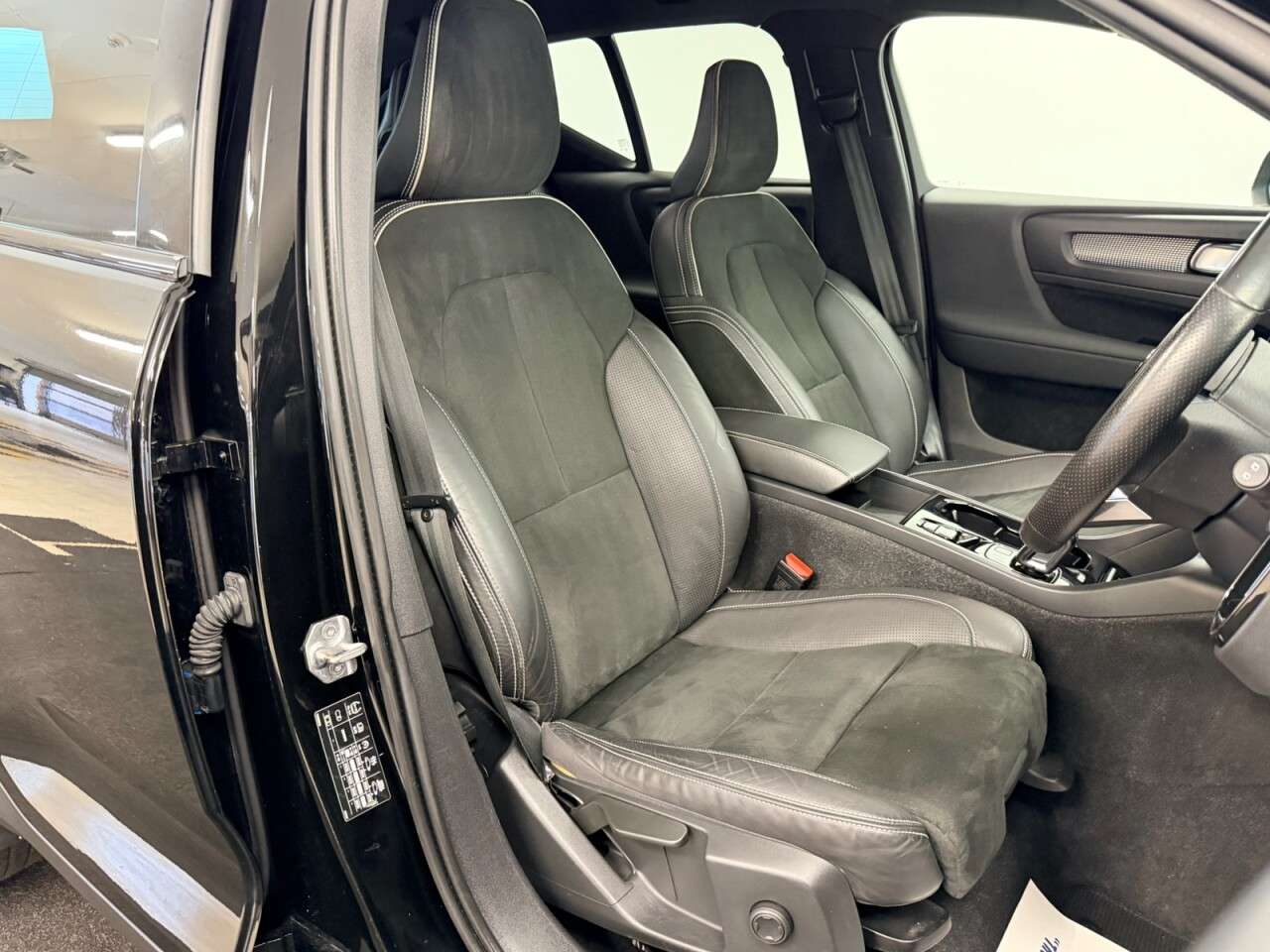 A 2020 VOLVO XC40 1.5h T4 RECHARGE 10.7kWh R-DESIGN PLUG-IN HYBRID AUTO 211 BHP + SAT NAV + H A 2020 VOLVO XC40 1.5h T4 RECHARGE 10.7kWh R-DESIGN PLUG-IN HYBRID AUTO 211 BHP + SAT NAV + H