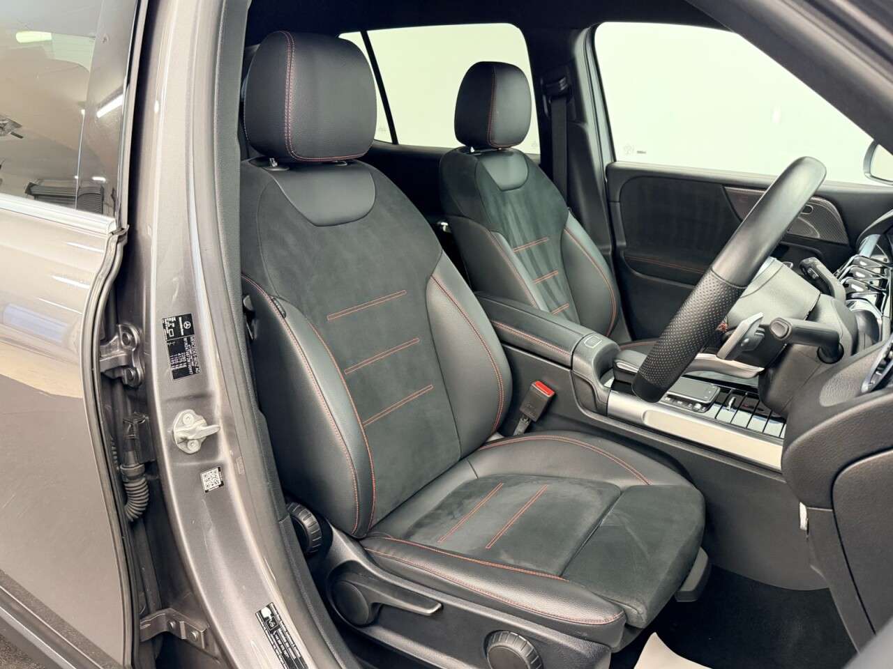 A 2022 MERCEDES-BENZ GLB GLB200 AMG LINE 7G-DCT AUTO 165 BHP + 7 SEATS + SAT NAV + CAMERA SIX MONTH A 2022 MERCEDES-BENZ GLB GLB200 AMG LINE 7G-DCT AUTO 165 BHP + 7 SEATS + SAT NAV + CAMERA SIX MONTH