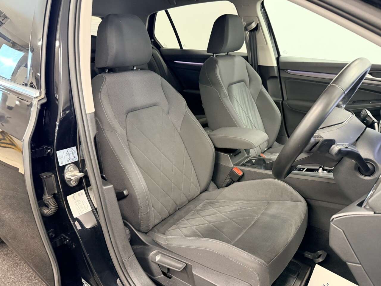 A 2020 VOLKSWAGEN GOLF 1.5 eTSI MHEV HYBRID STYLE FIVE DOOR DSG AUTO 150 BHP + SAT NAV + 18in ALLO A 2020 VOLKSWAGEN GOLF 1.5 eTSI MHEV HYBRID STYLE FIVE DOOR DSG AUTO 150 BHP + SAT NAV + 18in ALLO