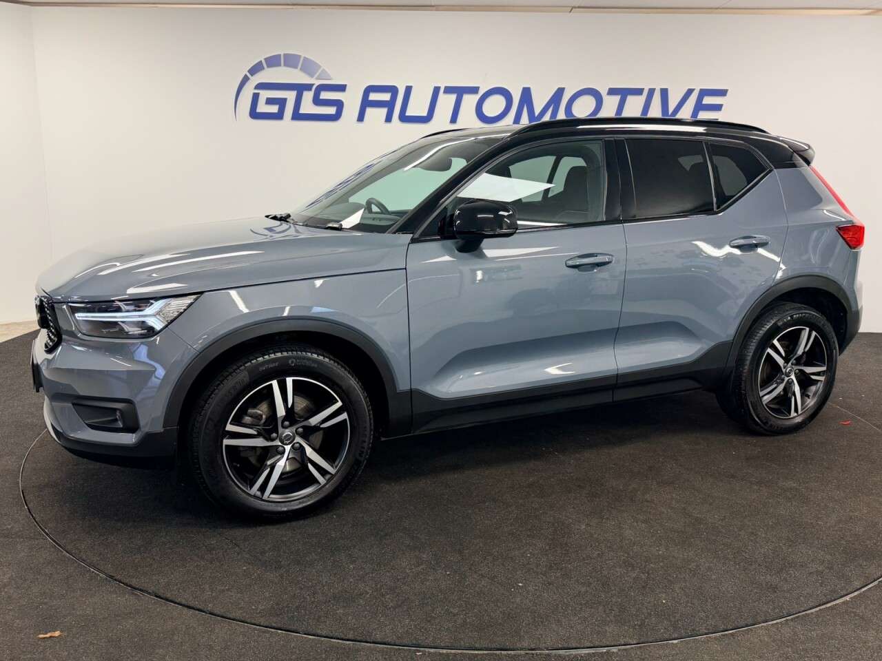 A 2020 VOLVO XC40 2.0 B4 MHEV HYBRID R-DESIGN AUTO 200 BHP + SAT NAV + REAR CAMERA SIX MONTH A 2020 VOLVO XC40 2.0 B4 MHEV HYBRID R-DESIGN AUTO 200 BHP + SAT NAV + REAR CAMERA SIX MONTH
