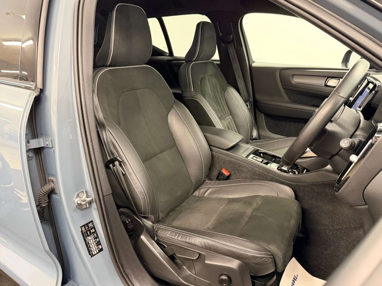 A 2020 VOLVO XC40 2.0 B4 MHEV HYBRID R-DESIGN AUTO 200 BHP + SAT NAV + REAR CAMERA SIX MONTH A 2020 VOLVO XC40 2.0 B4 MHEV HYBRID R-DESIGN AUTO 200 BHP + SAT NAV + REAR CAMERA SIX MONTH