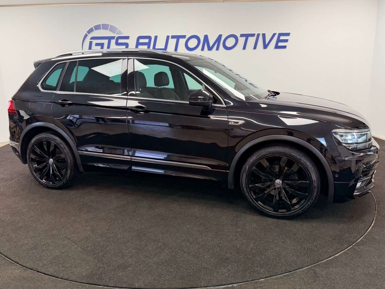 A 2019 VOLKSWAGEN TIGUAN 1.5 TSI EVO R-LINE DSG AUTO 150 BHP + SAT NAV + GLASS SUNROOF + HEATED SEAT A 2019 VOLKSWAGEN TIGUAN 1.5 TSI EVO R-LINE DSG AUTO 150 BHP + SAT NAV + GLASS SUNROOF + HEATED SEAT