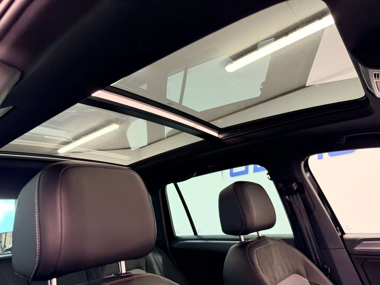 A 2019 VOLKSWAGEN TIGUAN 1.5 TSI EVO R-LINE DSG AUTO 150 BHP + SAT NAV + GLASS SUNROOF + HEATED SEAT A 2019 VOLKSWAGEN TIGUAN 1.5 TSI EVO R-LINE DSG AUTO 150 BHP + SAT NAV + GLASS SUNROOF + HEATED SEAT