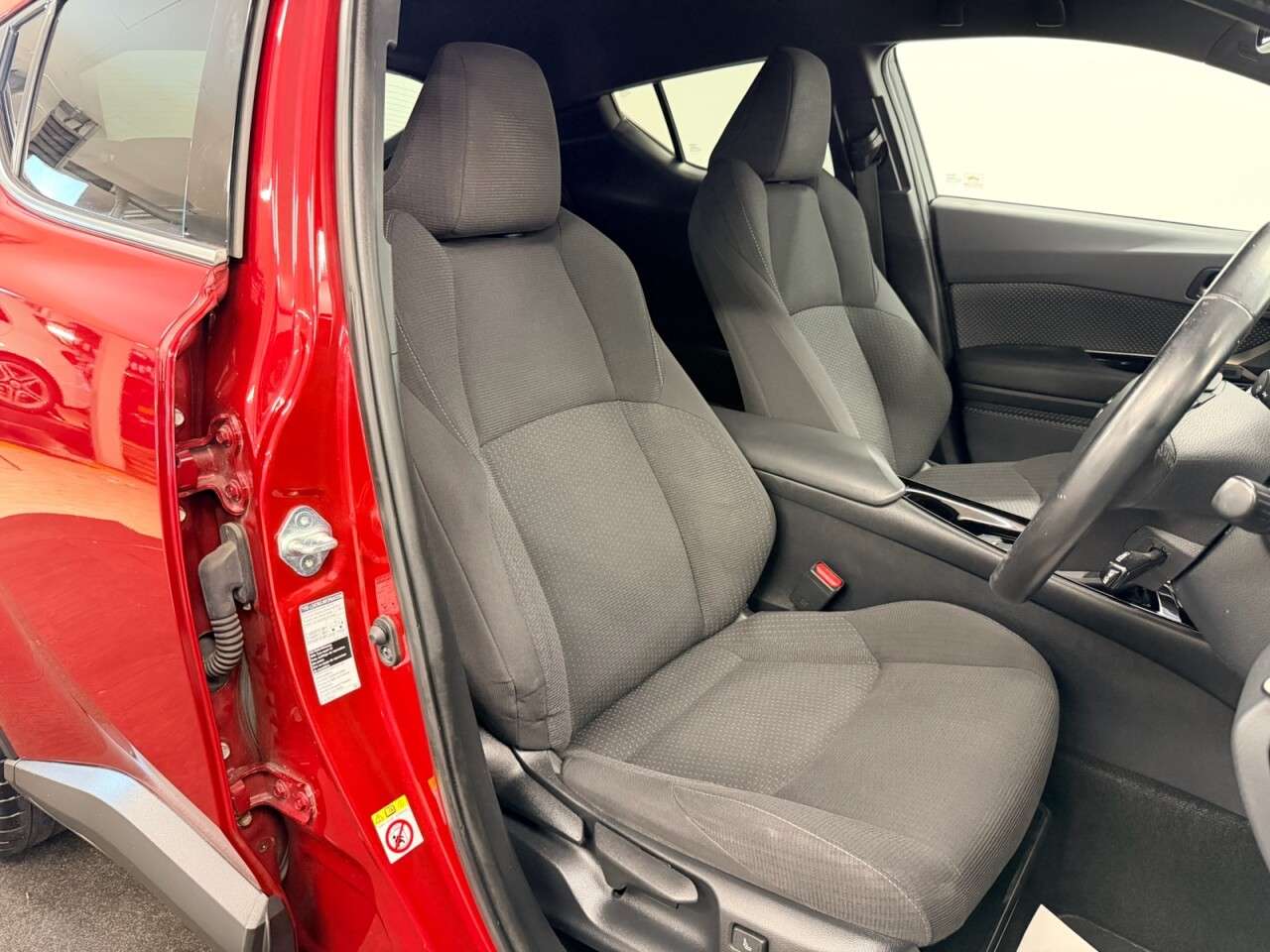 A 2019 TOYOTA C-HR 1.8 VVT-h HYRBID DESIGN CVT AUTO 125 BHP + SAT NAV + CAMERA + HEATED SEATS A 2019 TOYOTA C-HR 1.8 VVT-h HYRBID DESIGN CVT AUTO 125 BHP + SAT NAV + CAMERA + HEATED SEATS