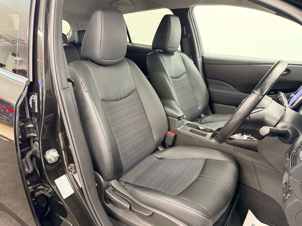 A 2021 NISSAN LEAF 10 40kWh ELECTRIC AUTO 150 BHP + SAT NAV + REAR CAMERA + HEATED SEATS SIX M A 2021 NISSAN LEAF 10 40kWh ELECTRIC AUTO 150 BHP + SAT NAV + REAR CAMERA + HEATED SEATS SIX M