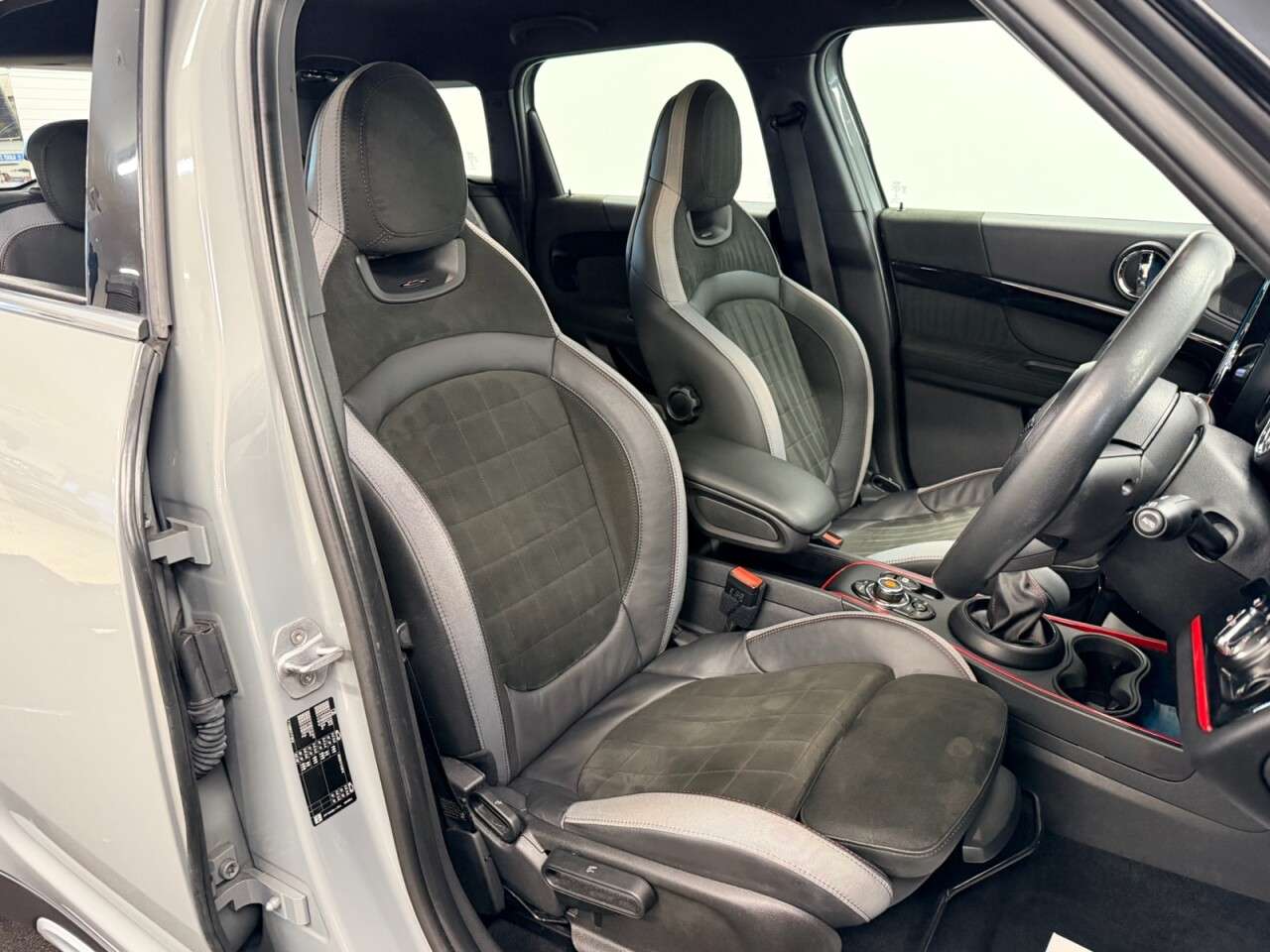 A 2020 MINI COUNTRYMAN 1.5 COOPER SPORT FIVE DOOR 135 BHP + SAT NAV + REAR CAMERA + HEATED SEATS S A 2020 MINI COUNTRYMAN 1.5 COOPER SPORT FIVE DOOR 135 BHP + SAT NAV + REAR CAMERA + HEATED SEATS S