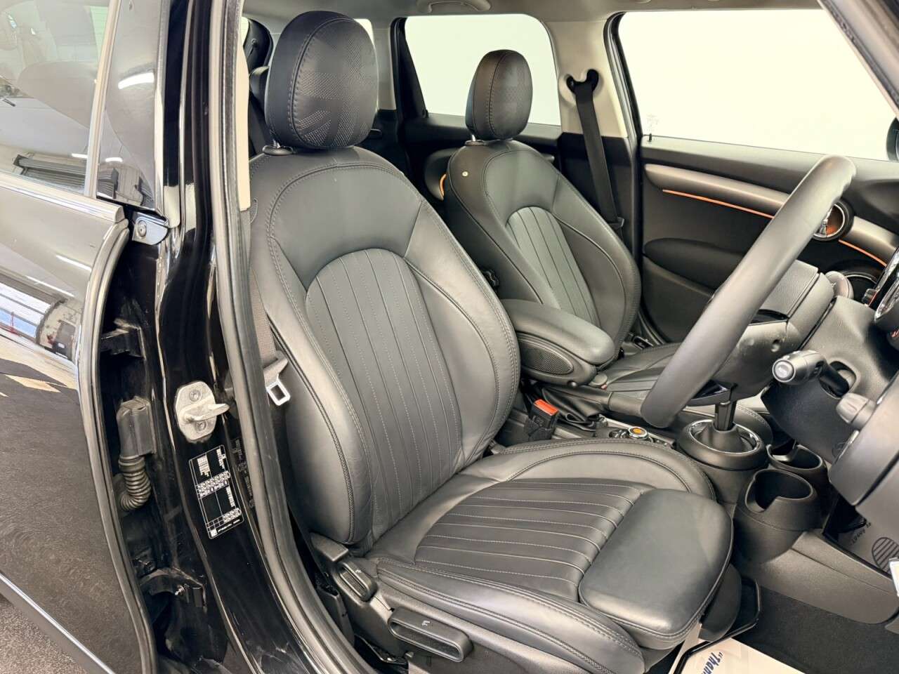 A 2020 MINI HATCH 1.5 COOPER EXCLUSIVE FIVE DOOR STEPTRONIC AUTO 135 BHP + SAT NAV + LEATHER A 2020 MINI HATCH 1.5 COOPER EXCLUSIVE FIVE DOOR STEPTRONIC AUTO 135 BHP + SAT NAV + LEATHER