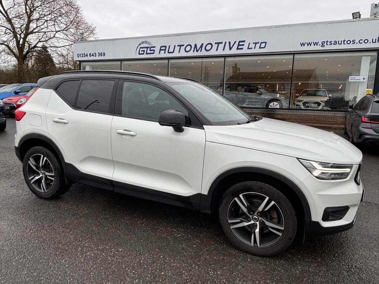 A 2020 VOLVO XC40 2.0 B4 MHEV R-DESIGN HYBRID AUTO 200 BHP A 2020 VOLVO XC40 2.0 B4 MHEV R-DESIGN HYBRID AUTO 200 BHP