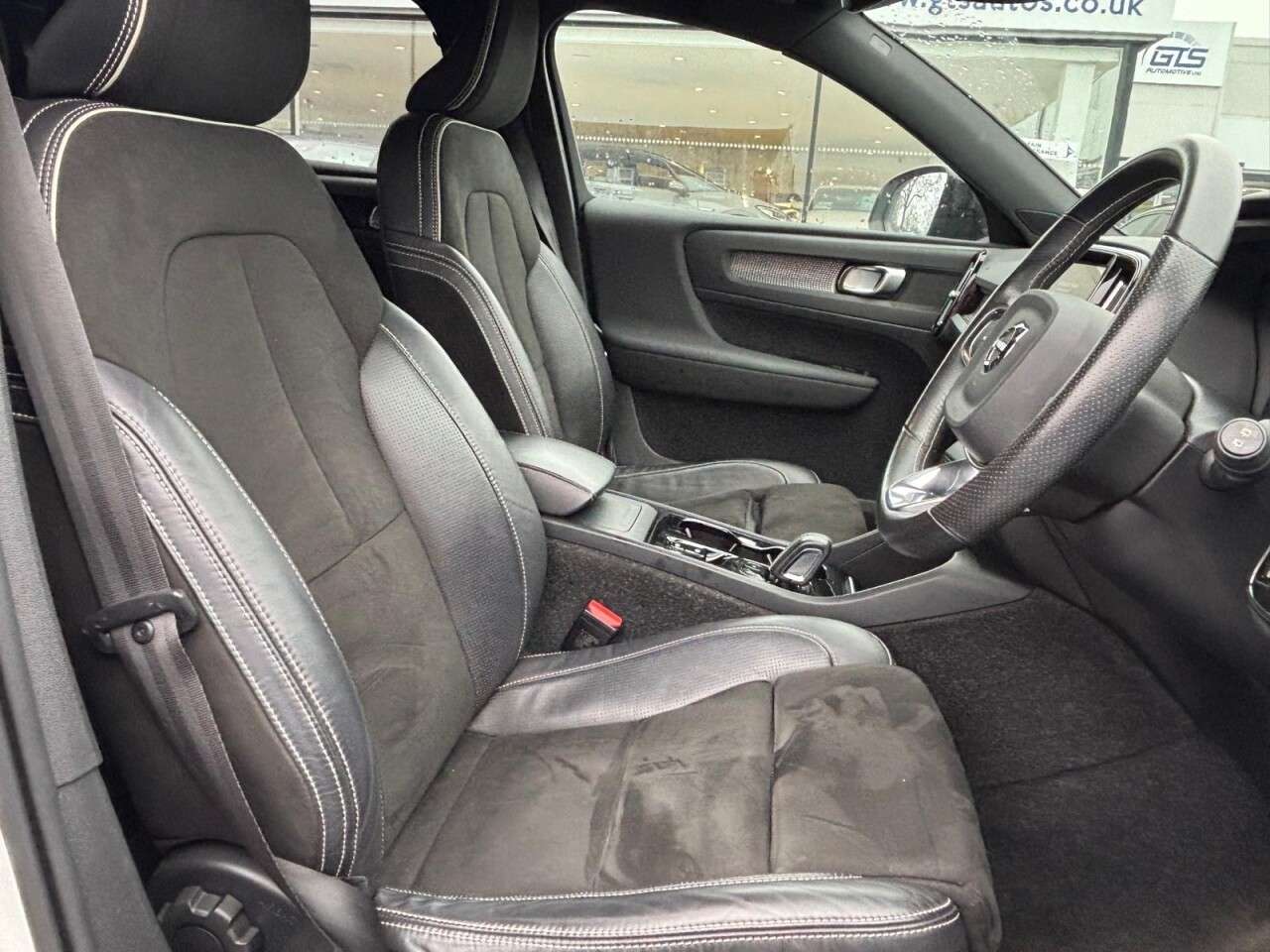 A 2020 VOLVO XC40 2.0 B4 MHEV R-DESIGN HYBRID AUTO 200 BHP A 2020 VOLVO XC40 2.0 B4 MHEV R-DESIGN HYBRID AUTO 200 BHP