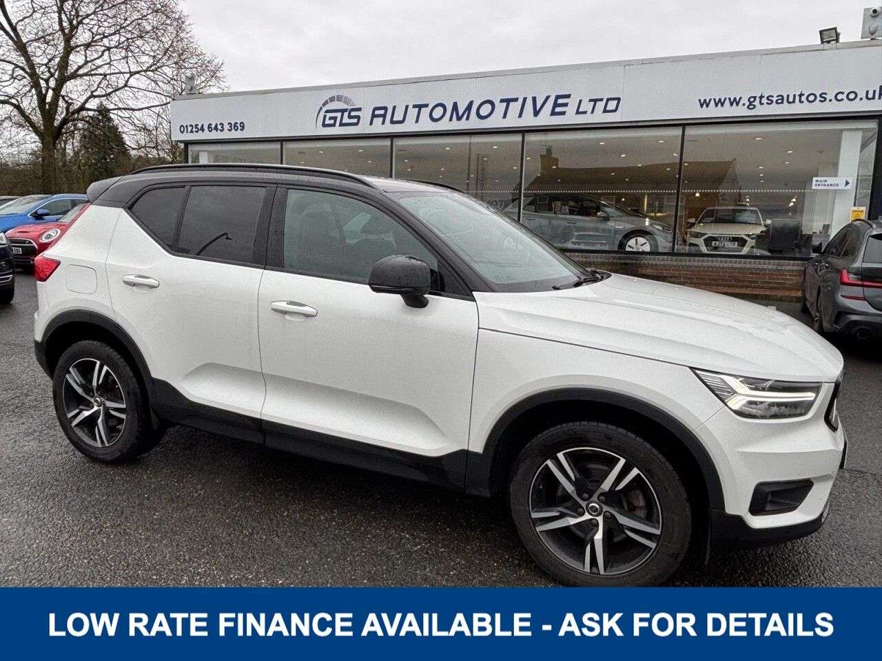 A 2020 VOLVO XC40 2.0 B4 MHEV R-DESIGN HYBRID AUTO 200 BHP A 2020 VOLVO XC40 2.0 B4 MHEV R-DESIGN HYBRID AUTO 200 BHP