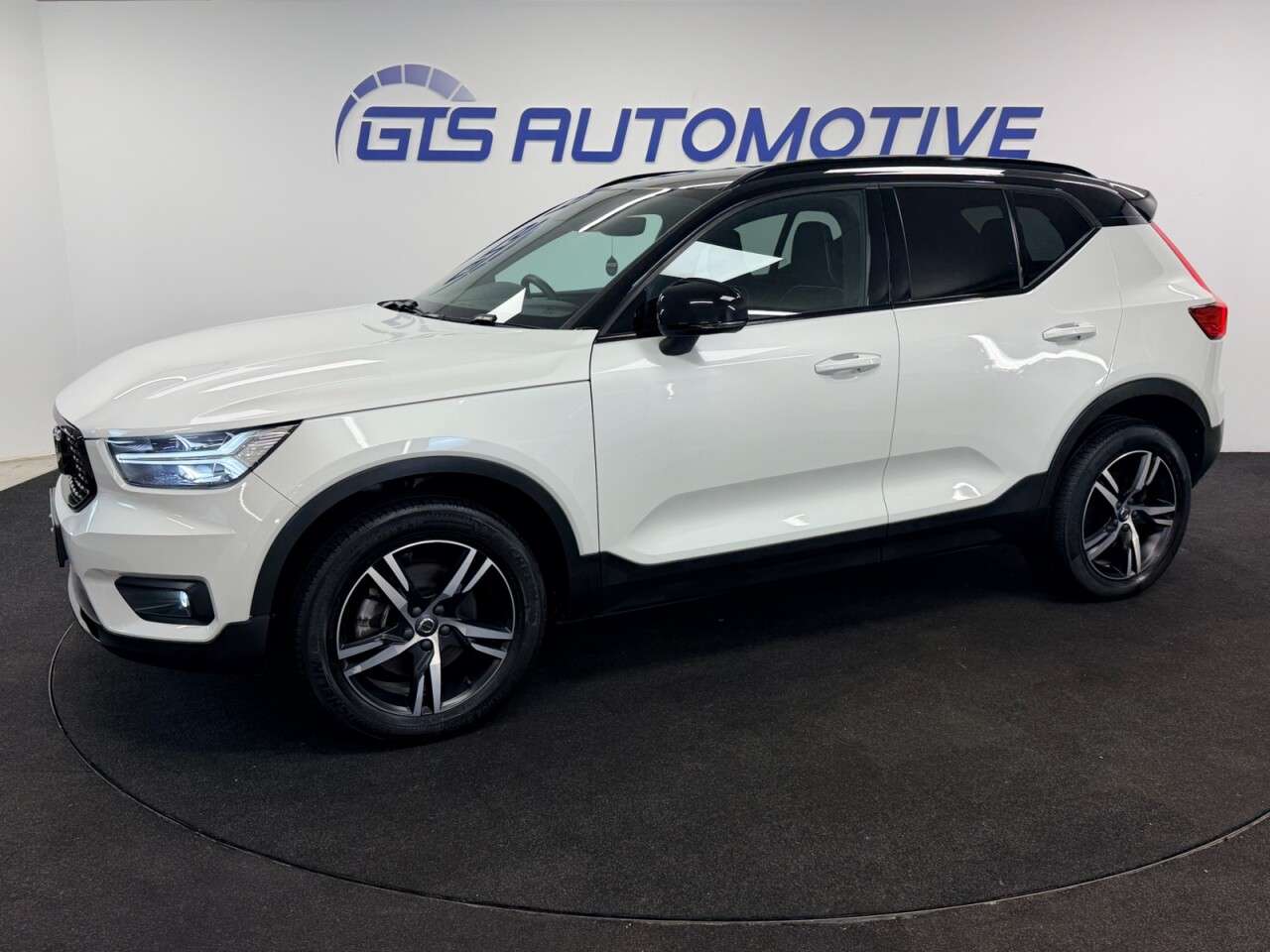 A 2020 VOLVO XC40 2.0 B4 MHEV R-DESIGN HYBRID AUTO 200 BHP + SAT NAV + PARK SENSORS SIX MONTH A 2020 VOLVO XC40 2.0 B4 MHEV R-DESIGN HYBRID AUTO 200 BHP + SAT NAV + PARK SENSORS SIX MONTH