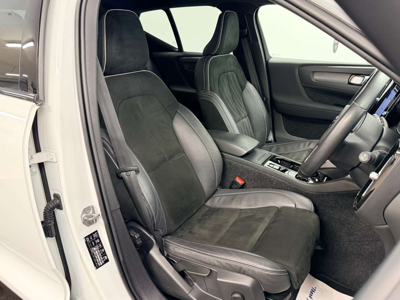 A 2020 VOLVO XC40 2.0 B4 MHEV R-DESIGN HYBRID AUTO 200 BHP + SAT NAV + PARK SENSORS SIX MONTH A 2020 VOLVO XC40 2.0 B4 MHEV R-DESIGN HYBRID AUTO 200 BHP + SAT NAV + PARK SENSORS SIX MONTH