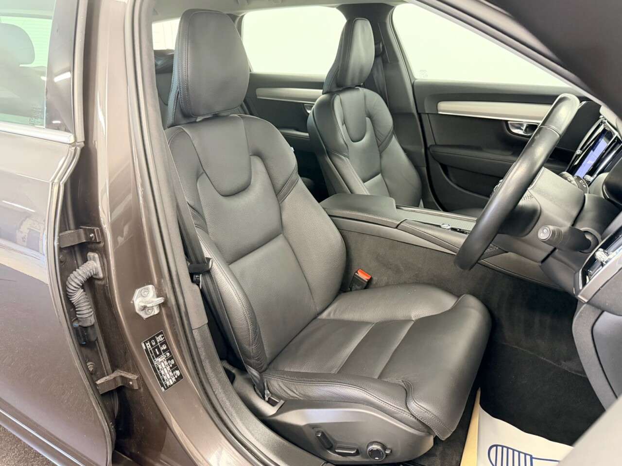 A 2021 VOLVO V90 ESTATE 2.0 B4 MHEV MOMENTUM HYBRID AUTO 200 BHP + SAT NAV + HEATED LEATHER A 2021 VOLVO V90 ESTATE 2.0 B4 MHEV MOMENTUM HYBRID AUTO 200 BHP + SAT NAV + HEATED LEATHER