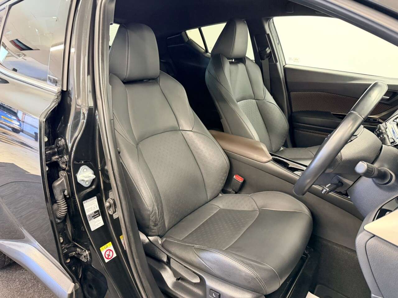 A 2019 TOYOTA C-HR 1.8 VVT-h EXCEL HYBRID CVT AUTO 122 BHP + SAT NAV + HEATED LEATHER SIX MONT A 2019 TOYOTA C-HR 1.8 VVT-h EXCEL HYBRID CVT AUTO 122 BHP + SAT NAV + HEATED LEATHER SIX MONT