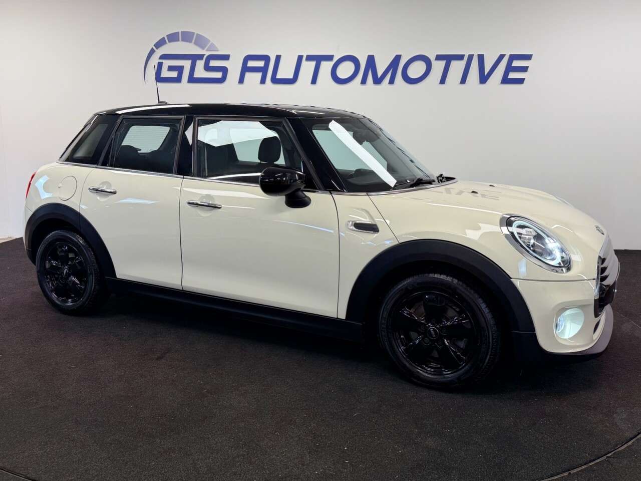 A 2019 MINI HATCH 1.5 COOPER CLASSIC FIVE DOOR 135 BHP + AIR CON + BLUETOOTH SIX MONTH WARRAN A 2019 MINI HATCH 1.5 COOPER CLASSIC FIVE DOOR 135 BHP + AIR CON + BLUETOOTH SIX MONTH WARRAN