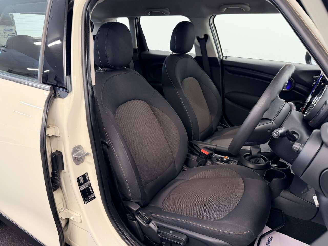 A 2019 MINI HATCH 1.5 COOPER CLASSIC FIVE DOOR 135 BHP + AIR CON + BLUETOOTH SIX MONTH WARRAN A 2019 MINI HATCH 1.5 COOPER CLASSIC FIVE DOOR 135 BHP + AIR CON + BLUETOOTH SIX MONTH WARRAN