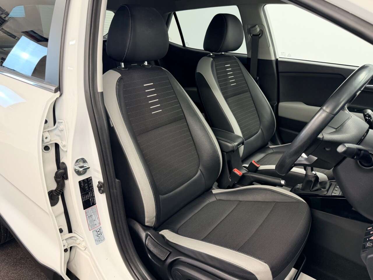 A 2021 KIA STONIC 1.0 T-GDi MHEV CONNECT HYBRID 120 BHP + SAT NAV + REAR CAMERA SIX WARRANTY A 2021 KIA STONIC 1.0 T-GDi MHEV CONNECT HYBRID 120 BHP + SAT NAV + REAR CAMERA SIX WARRANTY