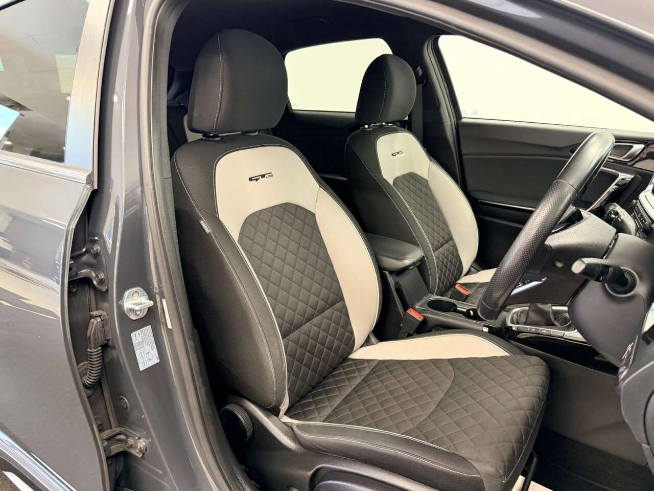 A 2019 KIA CEED 1.0 T-GDi GT-LINE FIVE DOOR 120 BHP + SAT NAV + REAR CAMERA + HEATED SEATS A 2019 KIA CEED 1.0 T-GDi GT-LINE FIVE DOOR 120 BHP + SAT NAV + REAR CAMERA + HEATED SEATS
