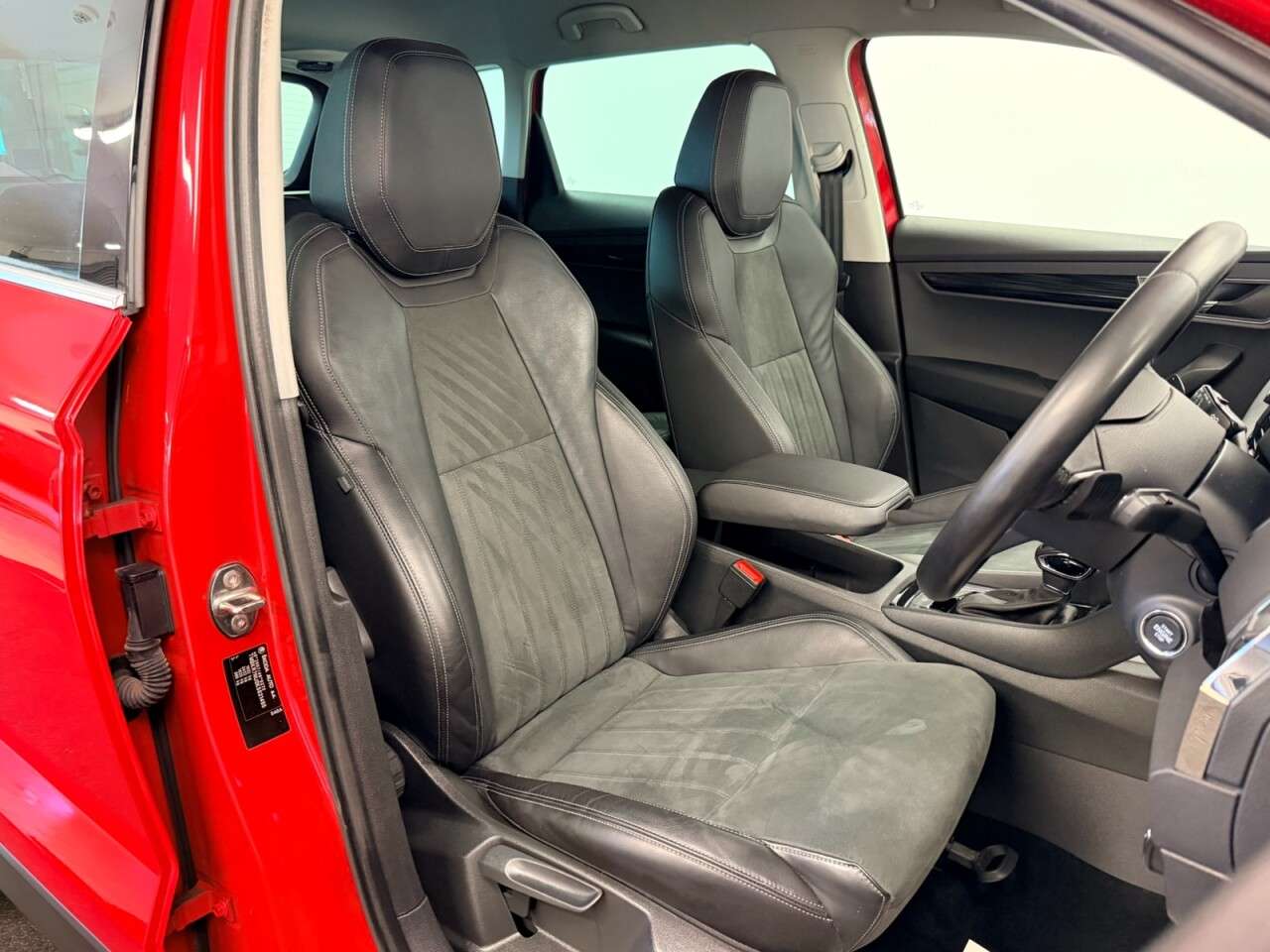 A 2019 SKODA KAROQ 1.5 TSI ACT SE L DSG AUTO 150 BHP + SAT NAV + REAR CAMERA + HEATED SEATS SI A 2019 SKODA KAROQ 1.5 TSI ACT SE L DSG AUTO 150 BHP + SAT NAV + REAR CAMERA + HEATED SEATS SI