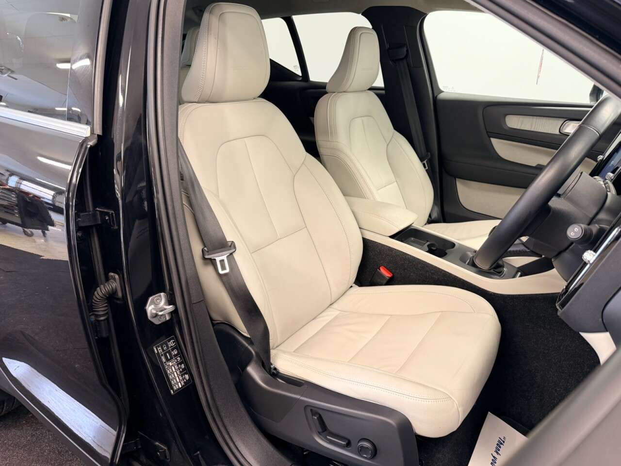 A 2018 VOLVO XC40 2.0 D3 INSCRIPTION 150 BHP + SAT NAV + LEATHER SIX MONTH WARRANTY NOV 2026 A 2018 VOLVO XC40 2.0 D3 INSCRIPTION 150 BHP + SAT NAV + LEATHER SIX MONTH WARRANTY NOV 2026