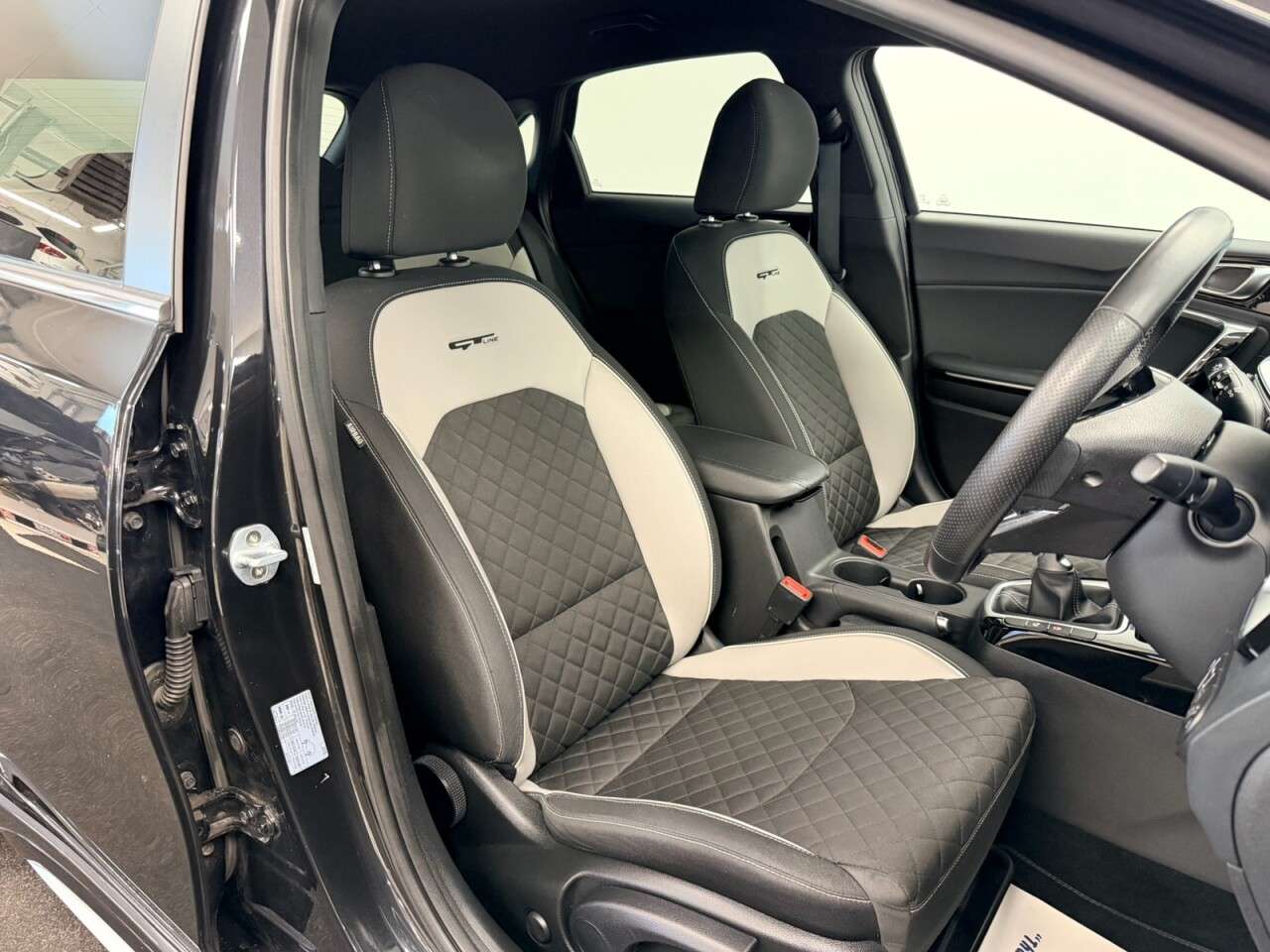 A 2019 KIA CEED 1.0 T-GDi GT-LINE FIVE DOOR 120 BHP + SAT NAV + HEATED SEATS SIX MONTH WARR A 2019 KIA CEED 1.0 T-GDi GT-LINE FIVE DOOR 120 BHP + SAT NAV + HEATED SEATS SIX MONTH WARR