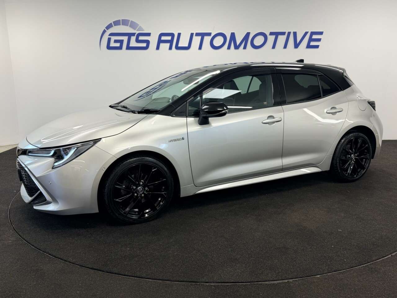 A 2019 TOYOTA COROLLA 1.8 VVT-h EXCEL HYBRID CVT AUTO 122 BHP FIVE DOOR + SAT NAV + CAMERA SIX MO A 2019 TOYOTA COROLLA 1.8 VVT-h EXCEL HYBRID CVT AUTO 122 BHP FIVE DOOR + SAT NAV + CAMERA SIX MO