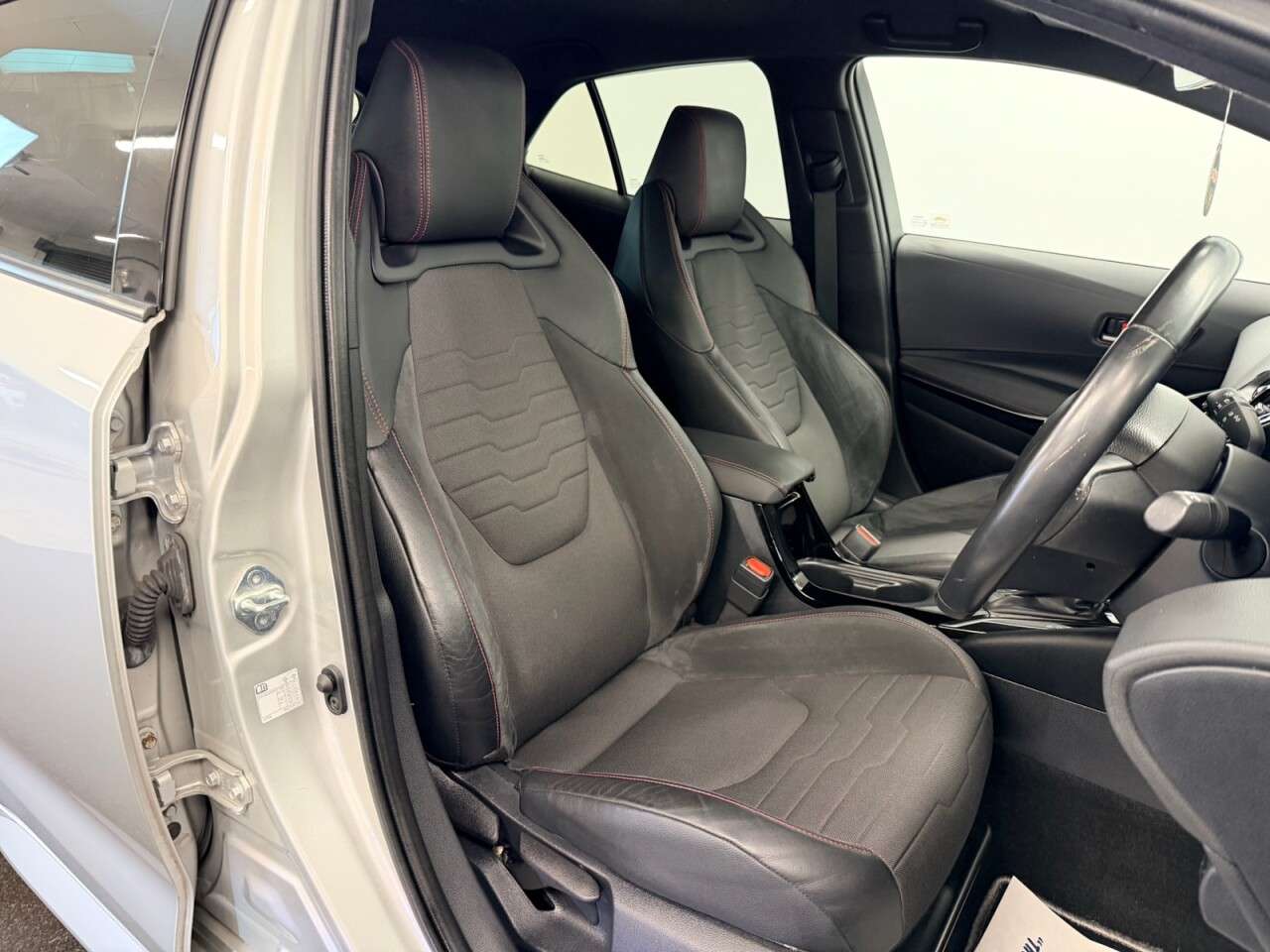 A 2019 TOYOTA COROLLA 1.8 VVT-h EXCEL HYBRID CVT AUTO 122 BHP FIVE DOOR + SAT NAV + CAMERA SIX MO A 2019 TOYOTA COROLLA 1.8 VVT-h EXCEL HYBRID CVT AUTO 122 BHP FIVE DOOR + SAT NAV + CAMERA SIX MO