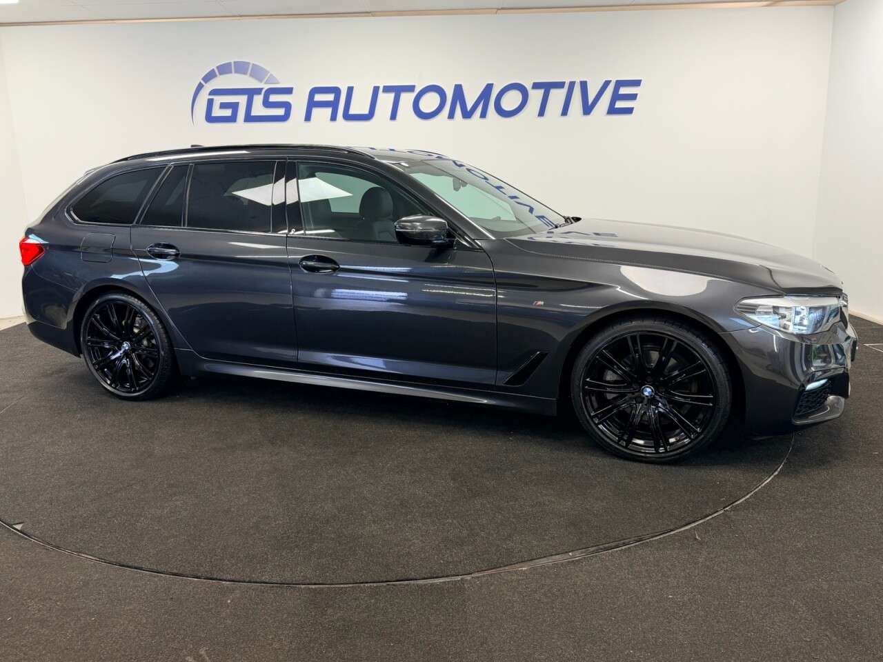 A 2019 BMW 5 SERIES TOURING 520d M-SPORT PLUS AUTO xDRIVE 4x4 190 BHP + HARMON KARDON + SAT NAV + HEATE A 2019 BMW 5 SERIES TOURING 520d M-SPORT PLUS AUTO xDRIVE 4x4 190 BHP + HARMON KARDON + SAT NAV + HEATE
