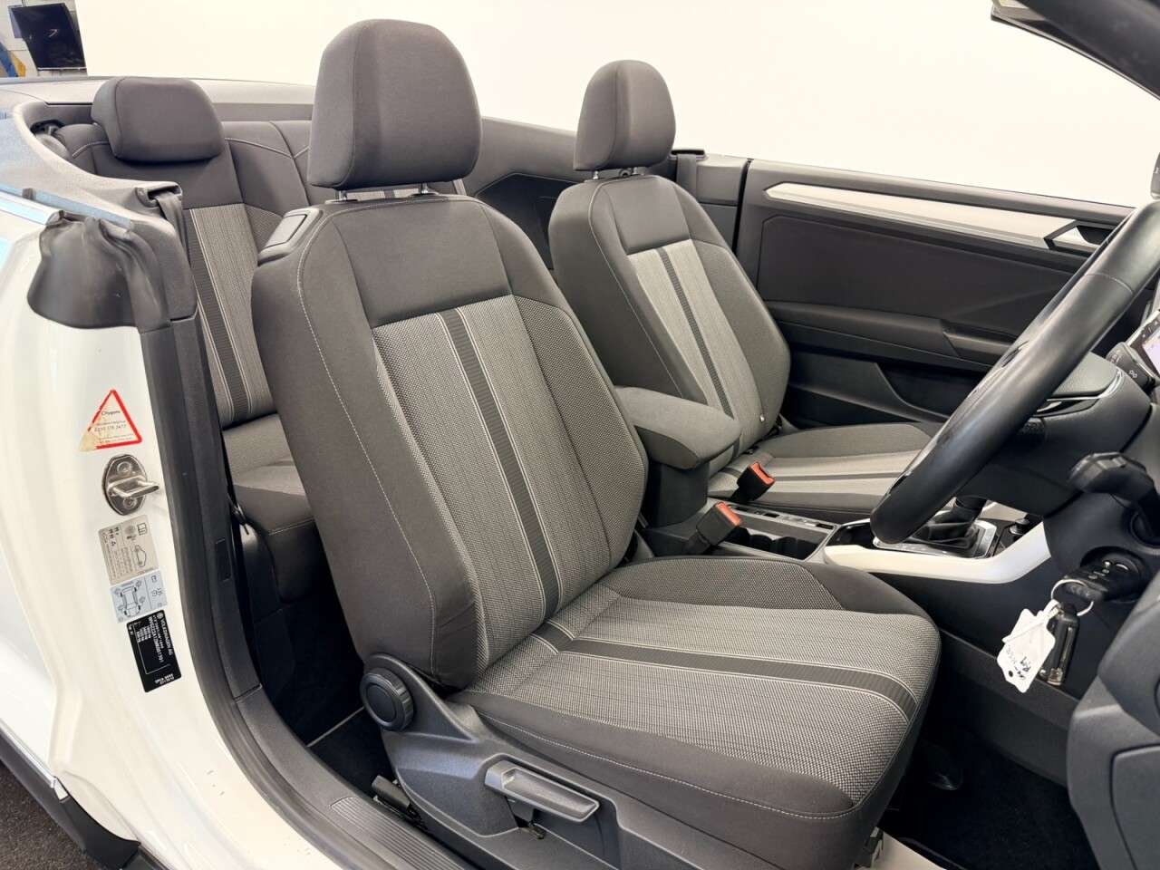 A 2021 VOLKSWAGEN T-ROC CABRIOLET 1.5 TSI EVO DESIGN DSG AUTO 150 BHP + SAT NAV + HEATED SEATS SIX A 2021 VOLKSWAGEN T-ROC CABRIOLET 1.5 TSI EVO DESIGN DSG AUTO 150 BHP + SAT NAV + HEATED SEATS SIX