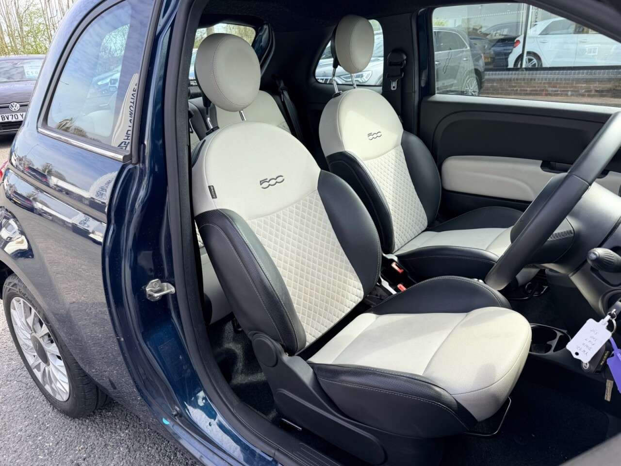 A 2023 FIAT 500 1.0 MHEV DOLCEVITA 70 BHP A 2023 FIAT 500 1.0 MHEV DOLCEVITA 70 BHP