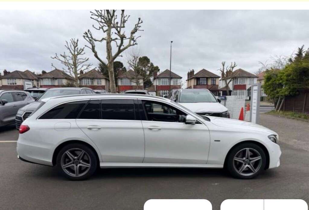 A 2019 MERCEDES-BENZ E CLASS ESTATE E300DE 13.5kWh AMG LINE PLUG-IN HYBRID G-TRONIC+ AUTO 306 BHP A 2019 MERCEDES-BENZ E CLASS ESTATE E300DE 13.5kWh AMG LINE PLUG-IN HYBRID G-TRONIC+ AUTO 306 BHP