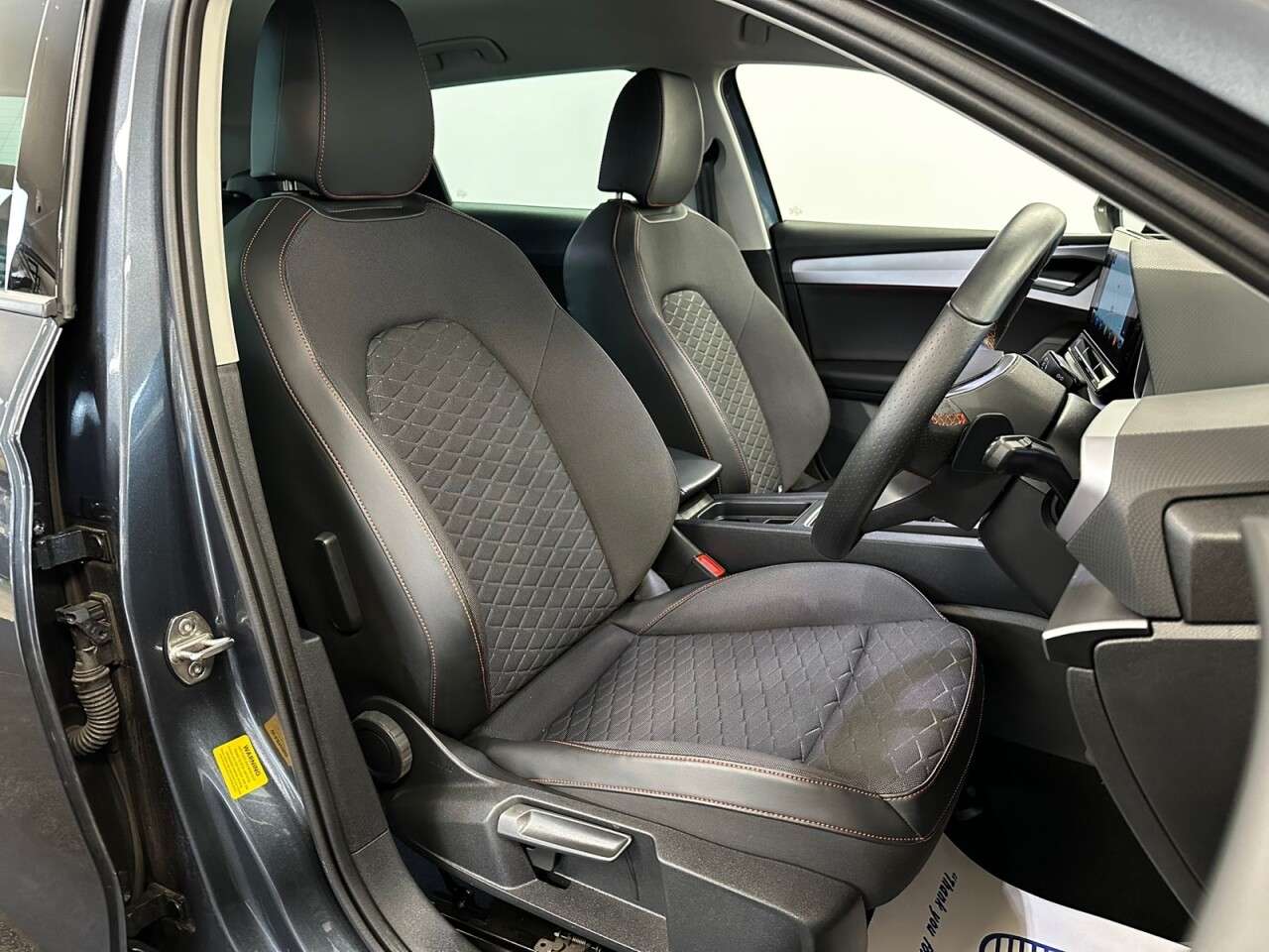 A 2024 SEAT LEON ESTATE 1.5 eTSI MHEV FR HYBRID DSG AUTO 150 BHP + SAT NAV + APPLE PLAY A 2024 SEAT LEON ESTATE 1.5 eTSI MHEV FR HYBRID DSG AUTO 150 BHP + SAT NAV + APPLE PLAY