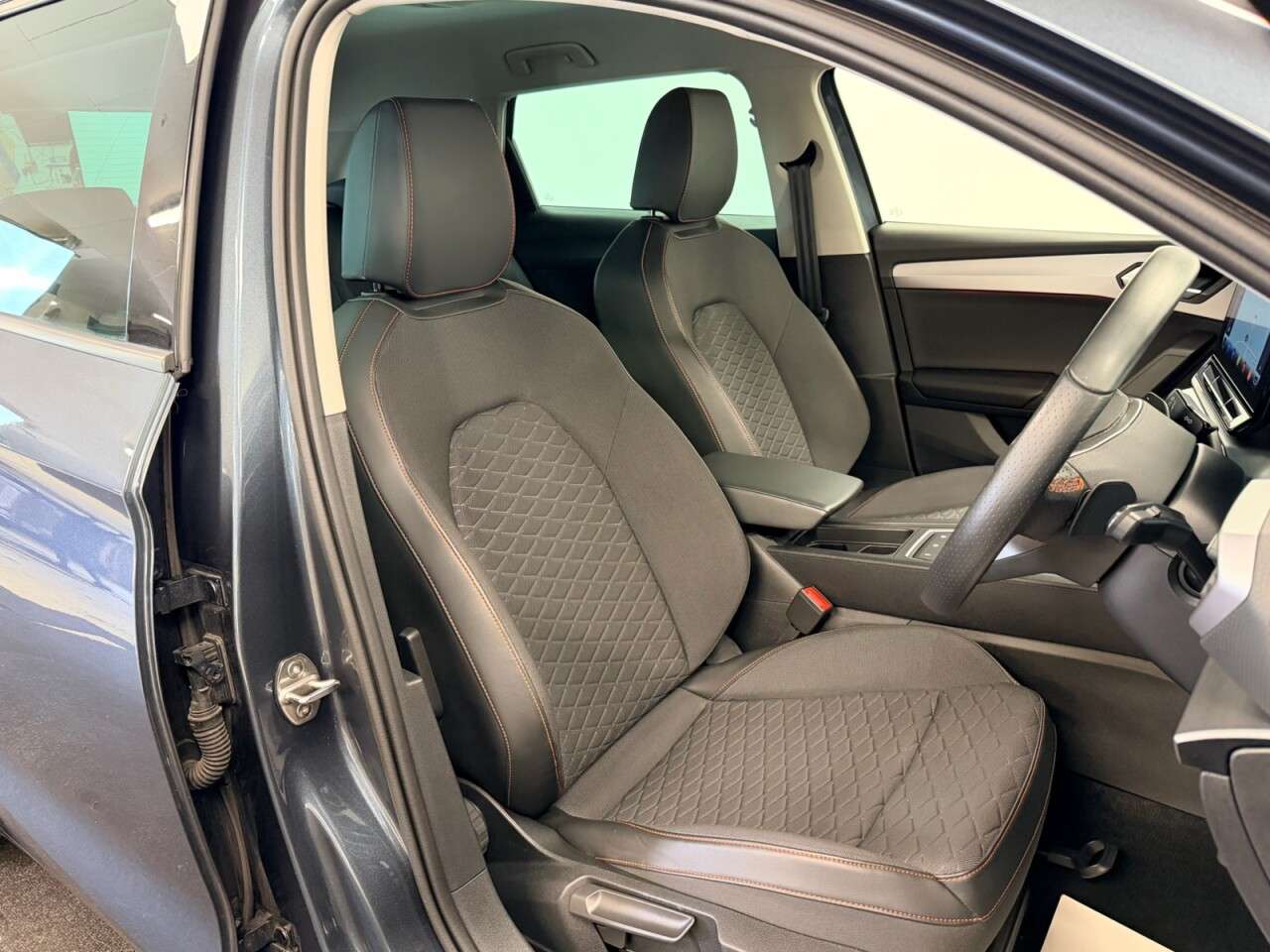 A 2024 SEAT LEON ESTATE 1.5 eTSI MHEV FR HYBRID DSG AUTO 150 BHP + SAT NAV + REAR CAMERA 10 MONTHS A 2024 SEAT LEON ESTATE 1.5 eTSI MHEV FR HYBRID DSG AUTO 150 BHP + SAT NAV + REAR CAMERA 10 MONTHS